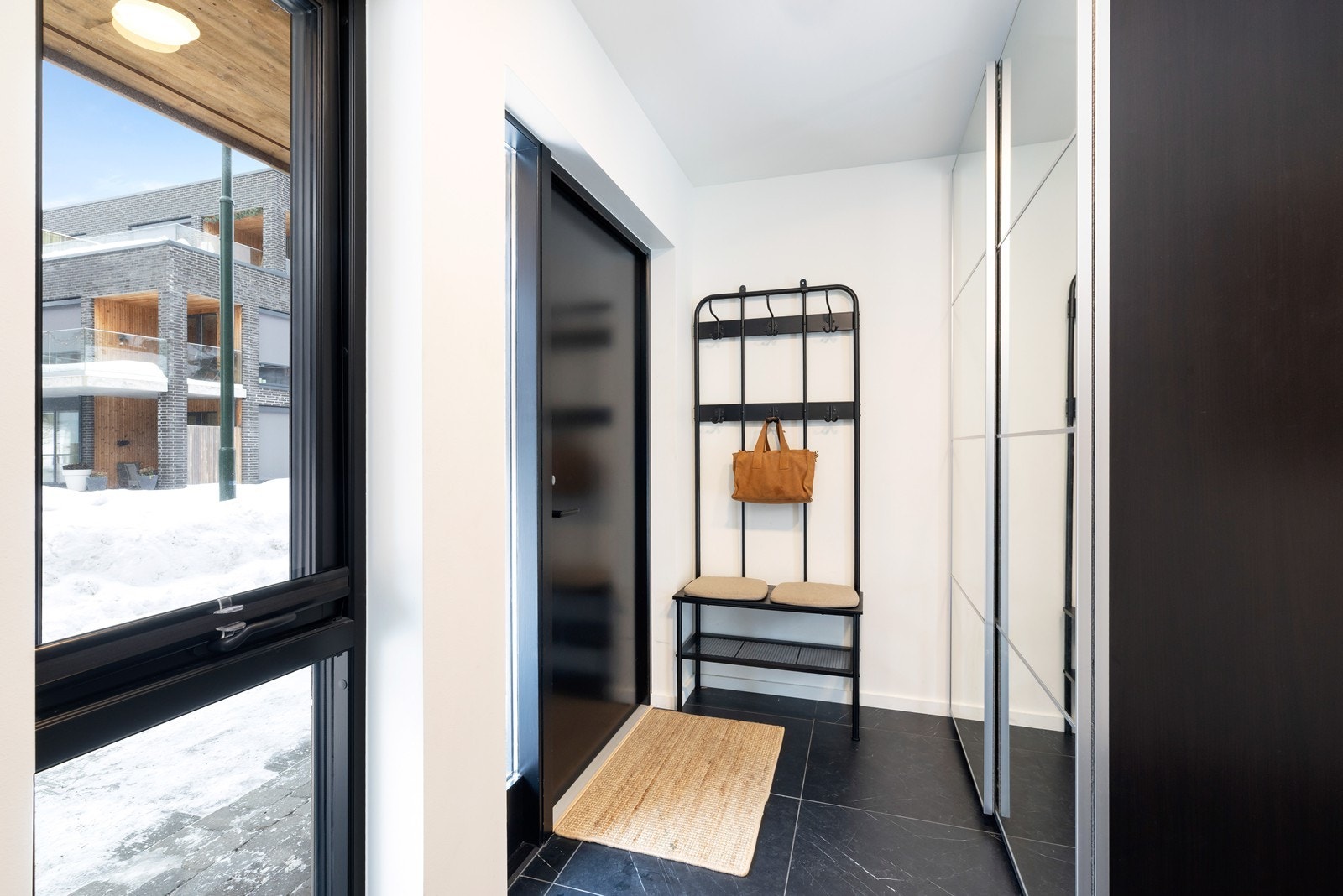 Gang med skyvedørsgarderobe til oppbevaring Galleribilde