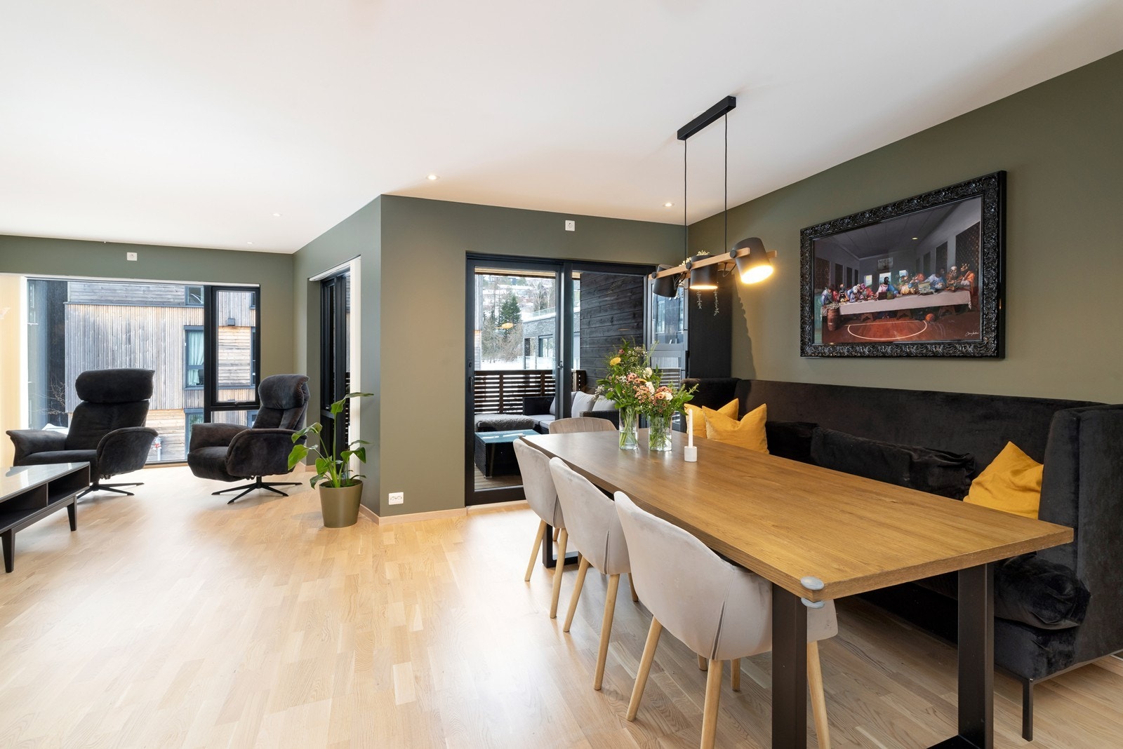 Stue med god plass til spisebord og tilhørende stoler Galleribilde