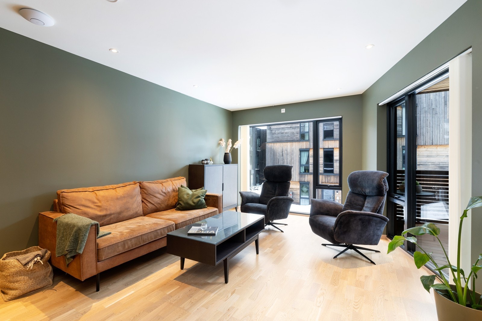 Fra stue er det utgang til en overbygd terrasse Galleribilde