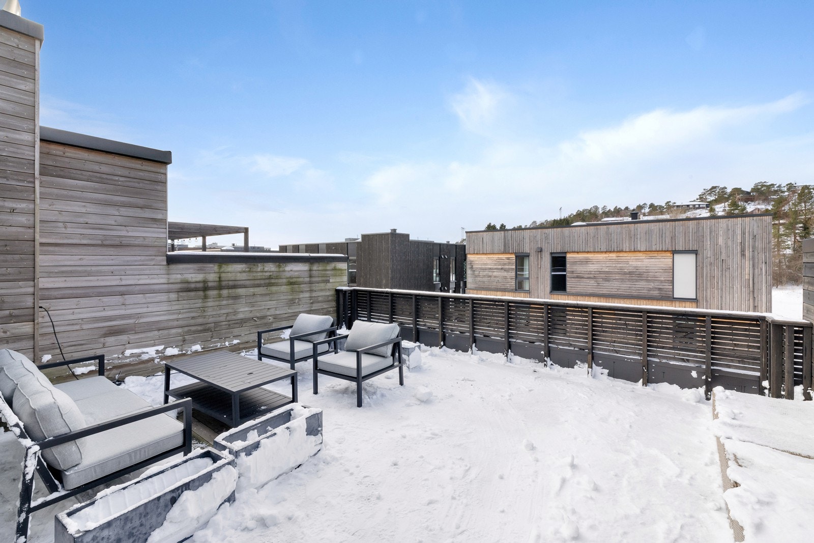 Stor solrik takterrasse med god plass til utemøbler Galleribilde