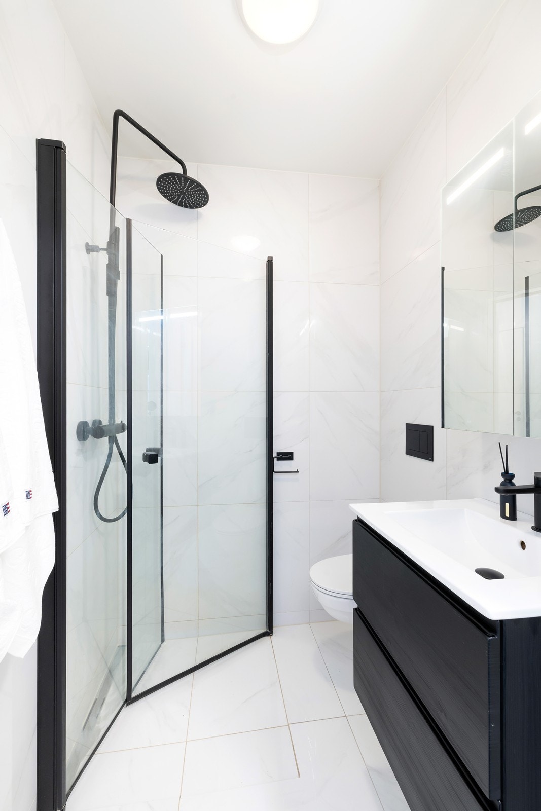 Bad med dusjhjørne, servant og wc Galleribilde