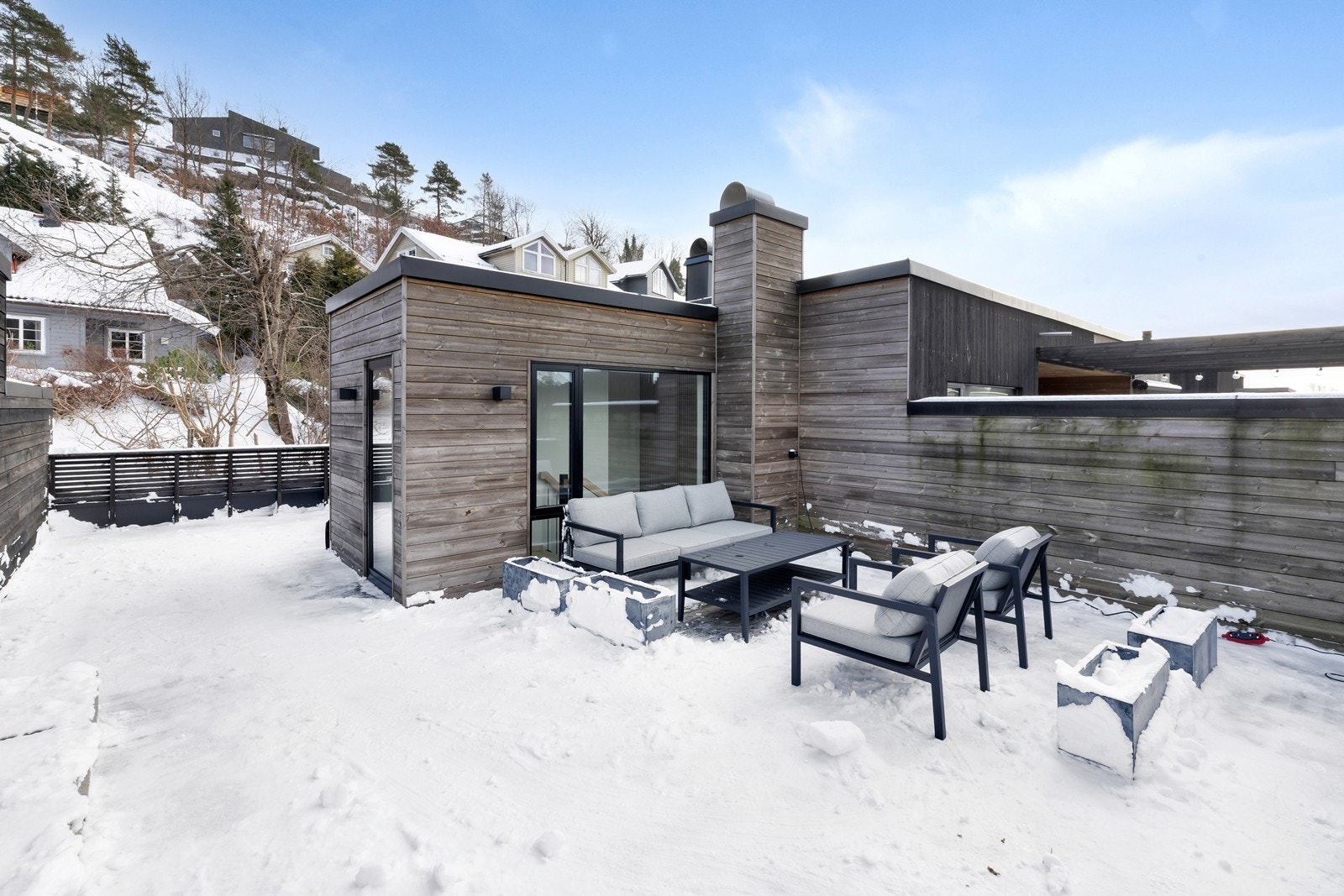 Stor solrik takterrasse med god plass til utemøbler Galleribilde