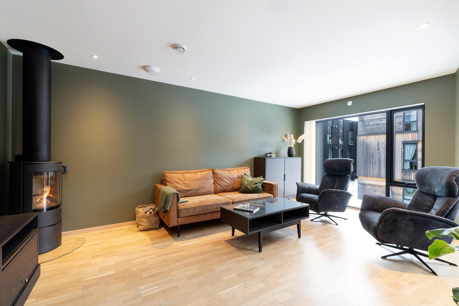 Stue med god plass til sofagruppe Galleribilde