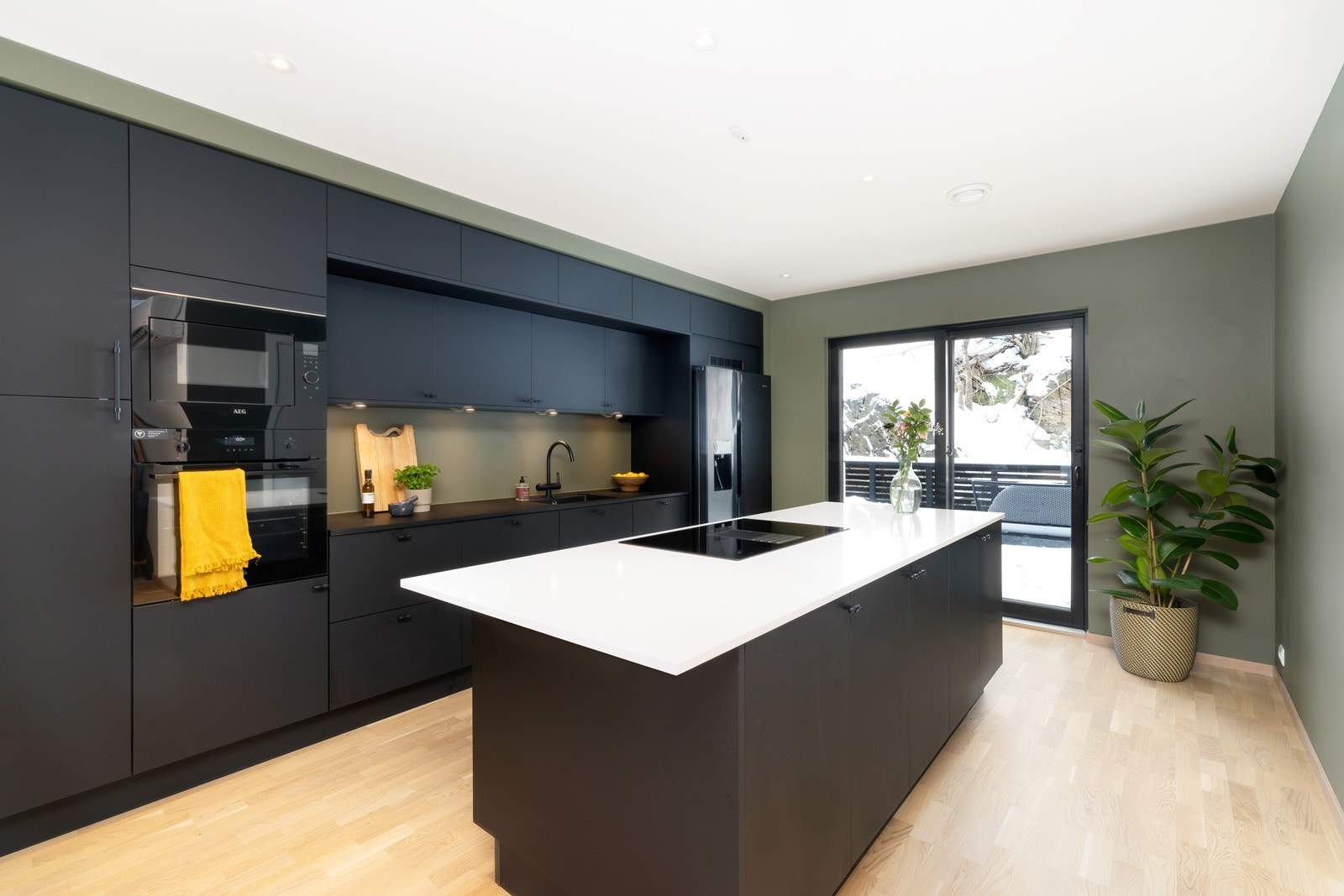 Delikat kjøkken fra Strai med mye skap- og benkeplass Galleribilde