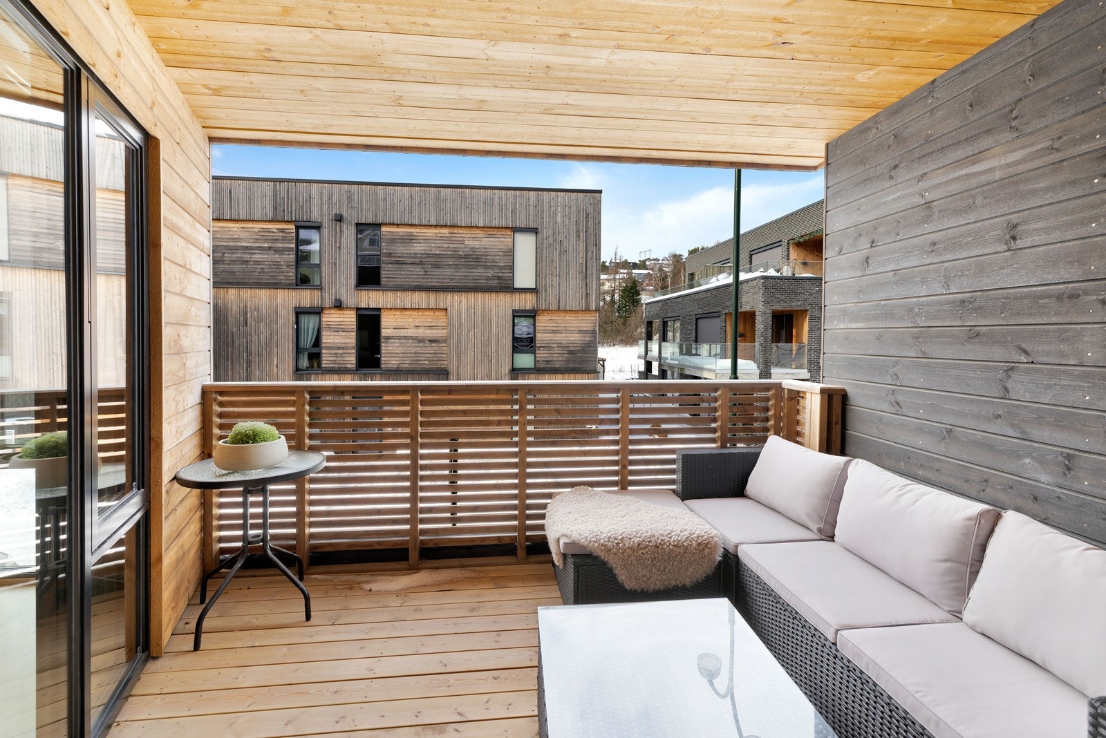 Overbygd terrasse med plass til utemøbler Galleribilde