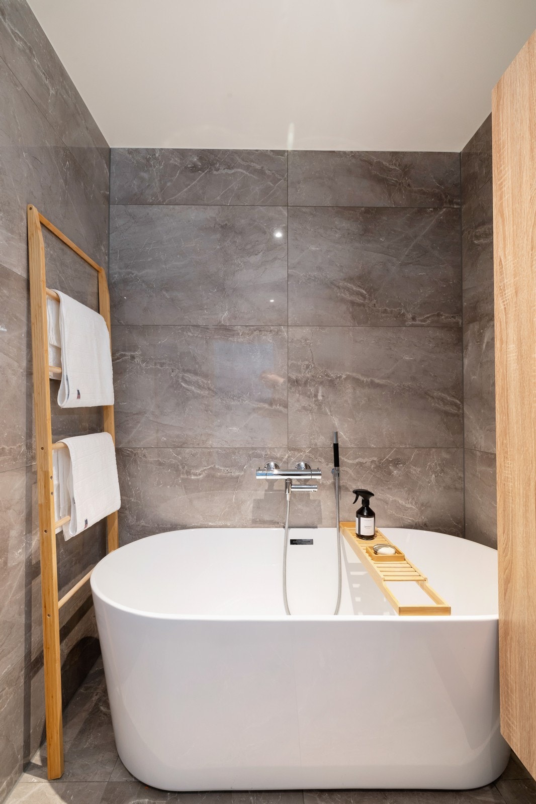 Inneholder badekar, wc og servant Galleribilde