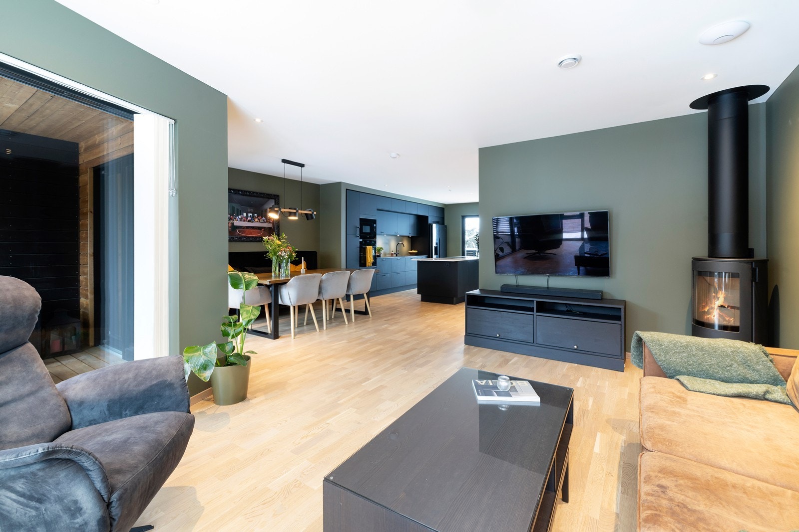 Stue sett mot spisestue/kjøkkendel Galleribilde