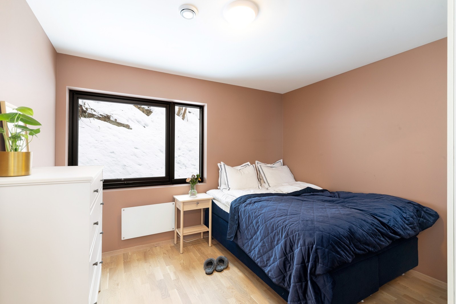 Soverom 1 i 1.etg. med god plass til dobbeltseng Galleribilde