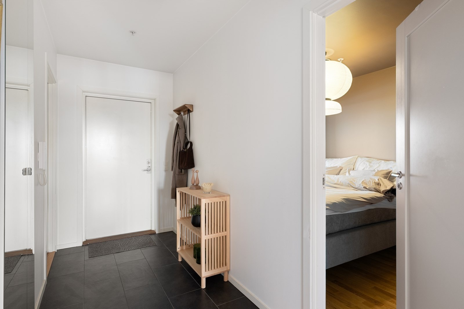 Praktisk entré med flislagt gulv og god plass til oppbevaring. Galleribilde