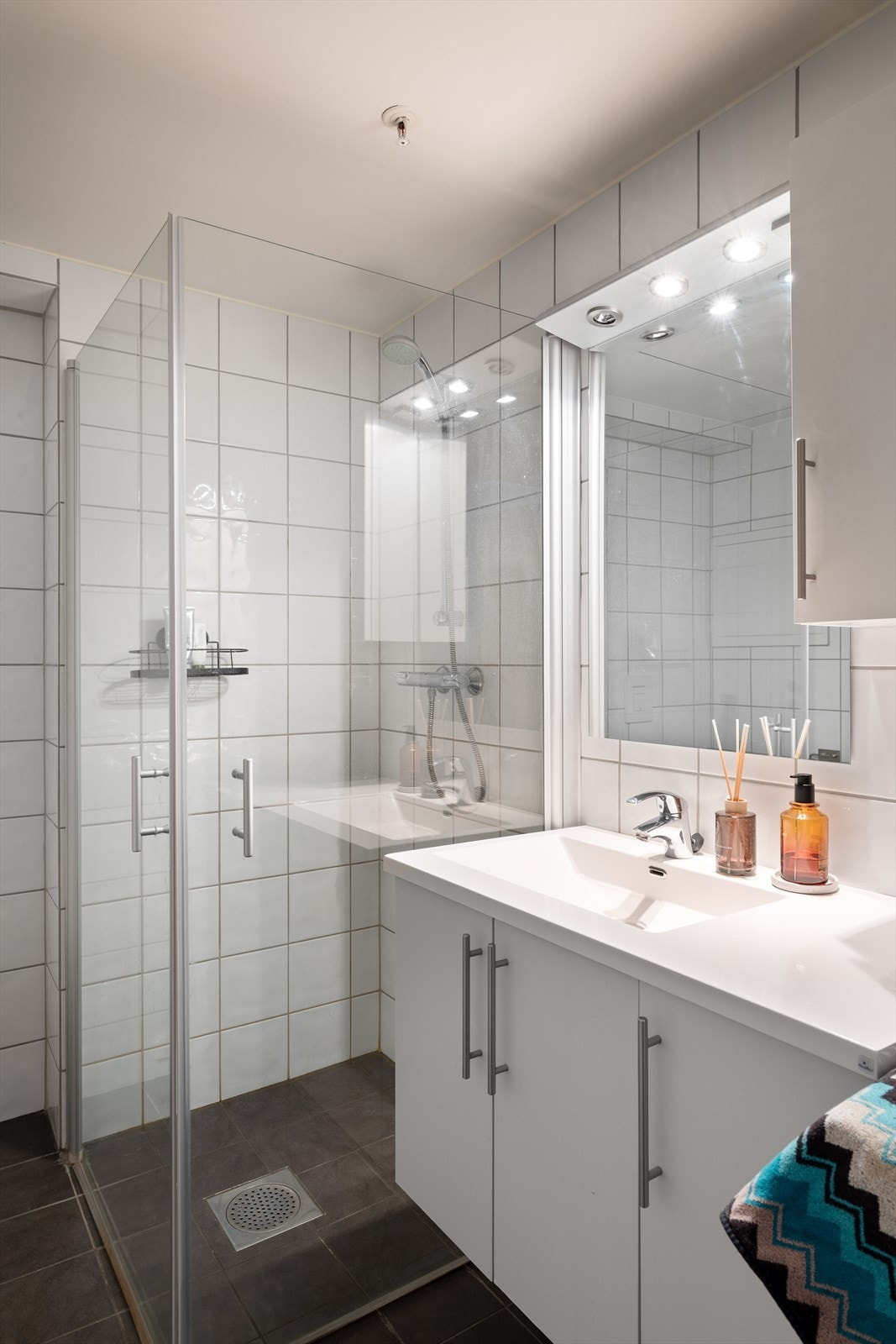 Servant med belysning og underskap, samt opplegg for vaskemaskin. Galleribilde