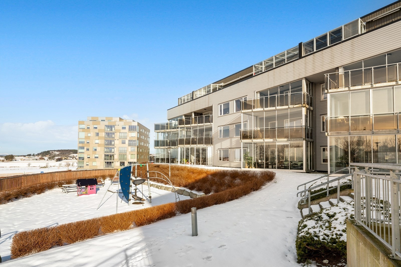 Pent opparbeidet fellesområde med grøntarealer, lekeplass og gode solforhold. Galleribilde