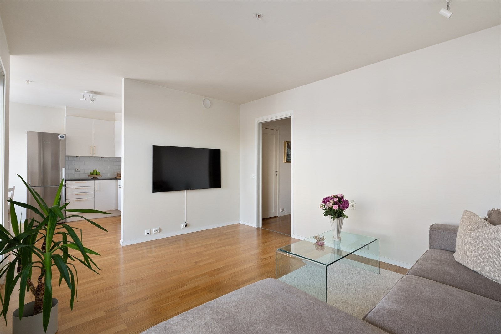 Lys og romslig stue i åpen løsning mot kjøkken, med gjennomgående parkett og gode møbleringsmuligheter. Galleribilde