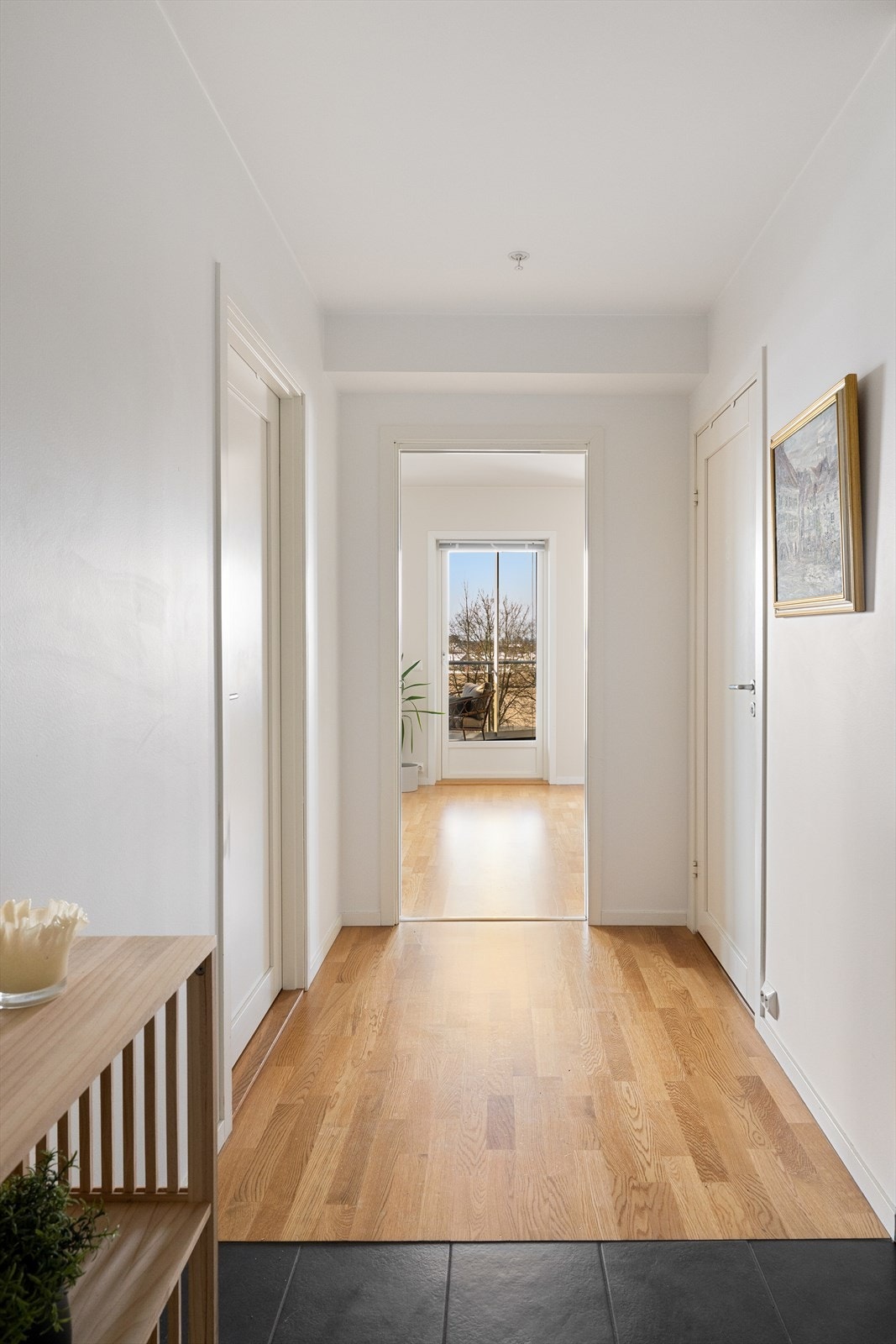 Lys og romslig gang med gjennomgående parkett. Galleribilde