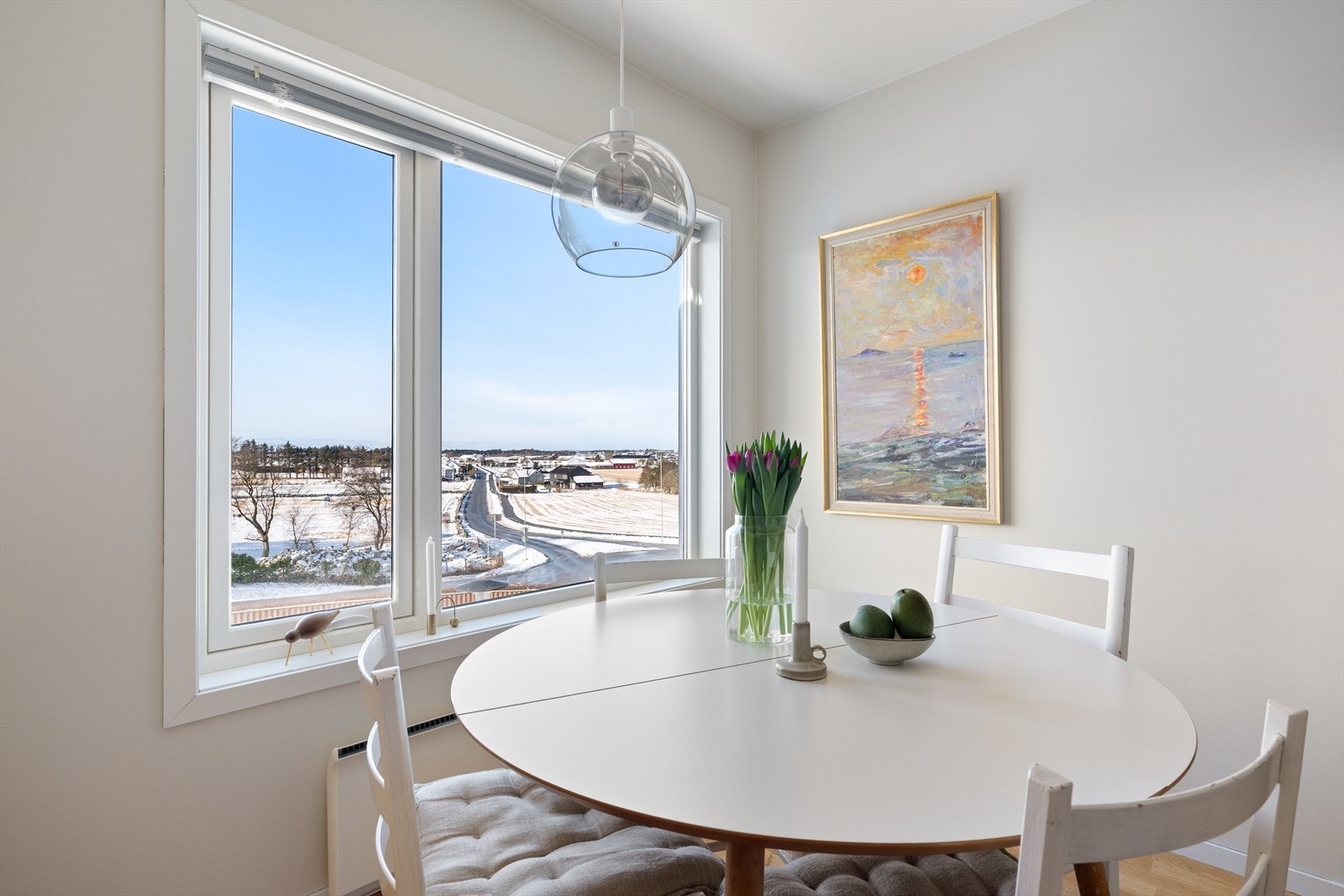 Lys og hyggelig spiseplass med store vinduer, godt lysinnslipp og flott utsikt. Galleribilde