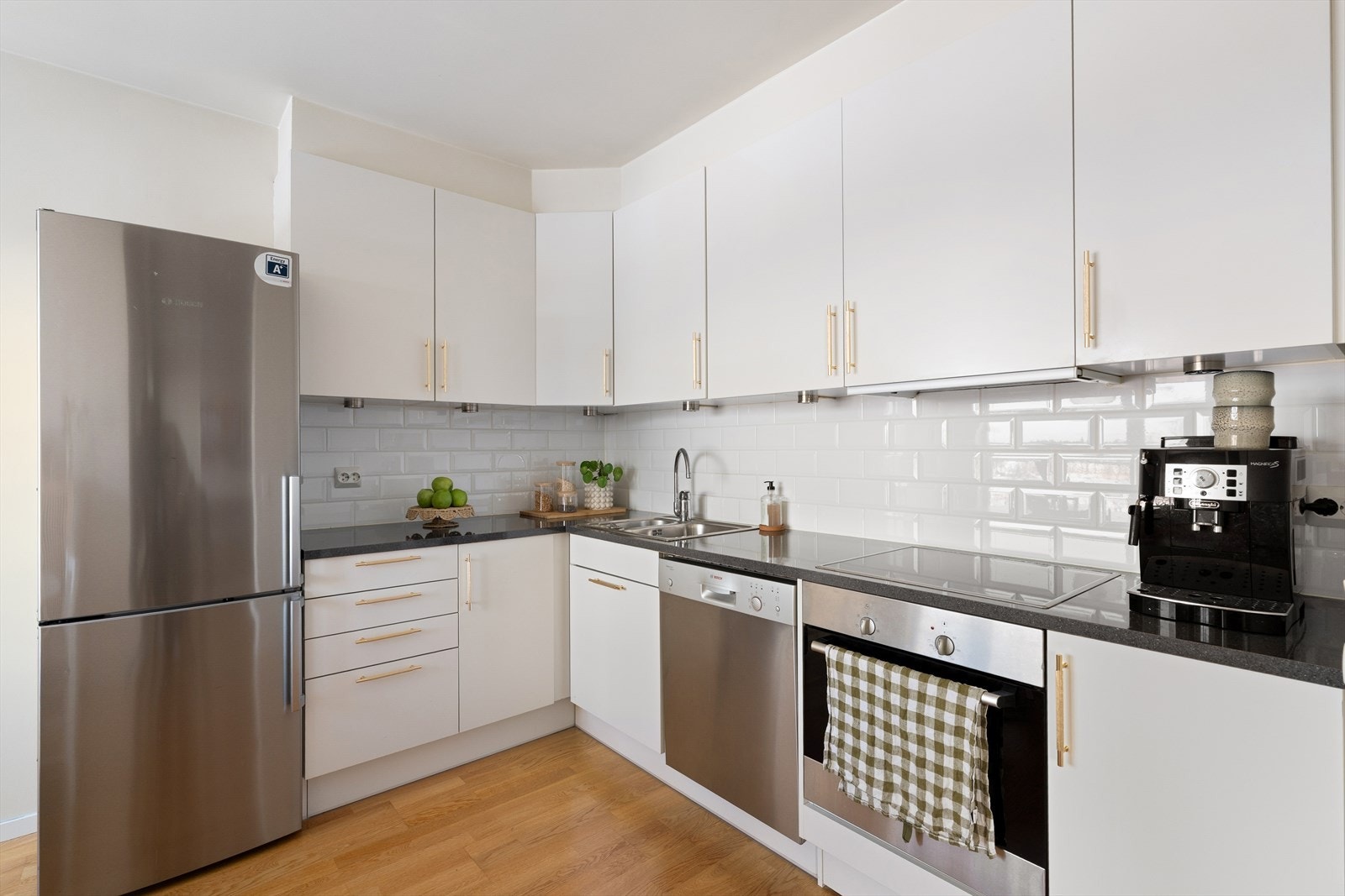 Funksjonelt hjørnekjøkken med god skapplass og effektiv utnyttelse av arealet. Galleribilde