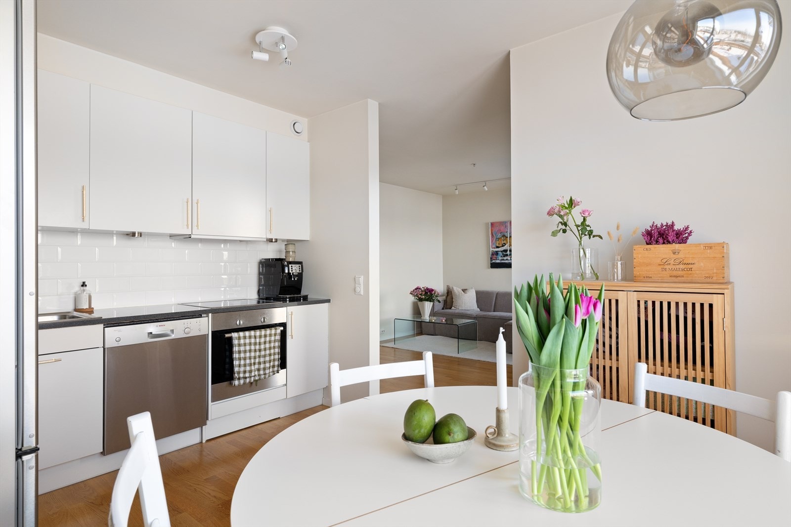 Åpen kjøkkenløsning mot stue og spiseplass, med gode arbeidsflater og praktisk planløsning. Galleribilde