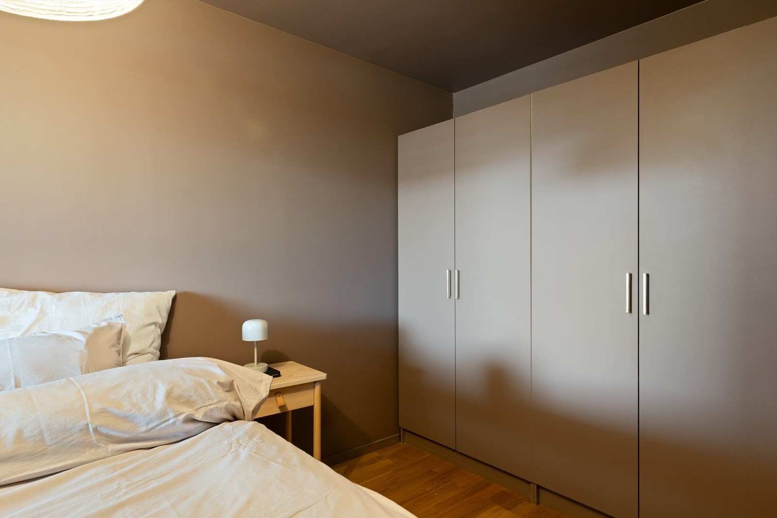 Soverommet har en romslig garderobeløsning med rikelig oppbevaringsplass. Galleribilde