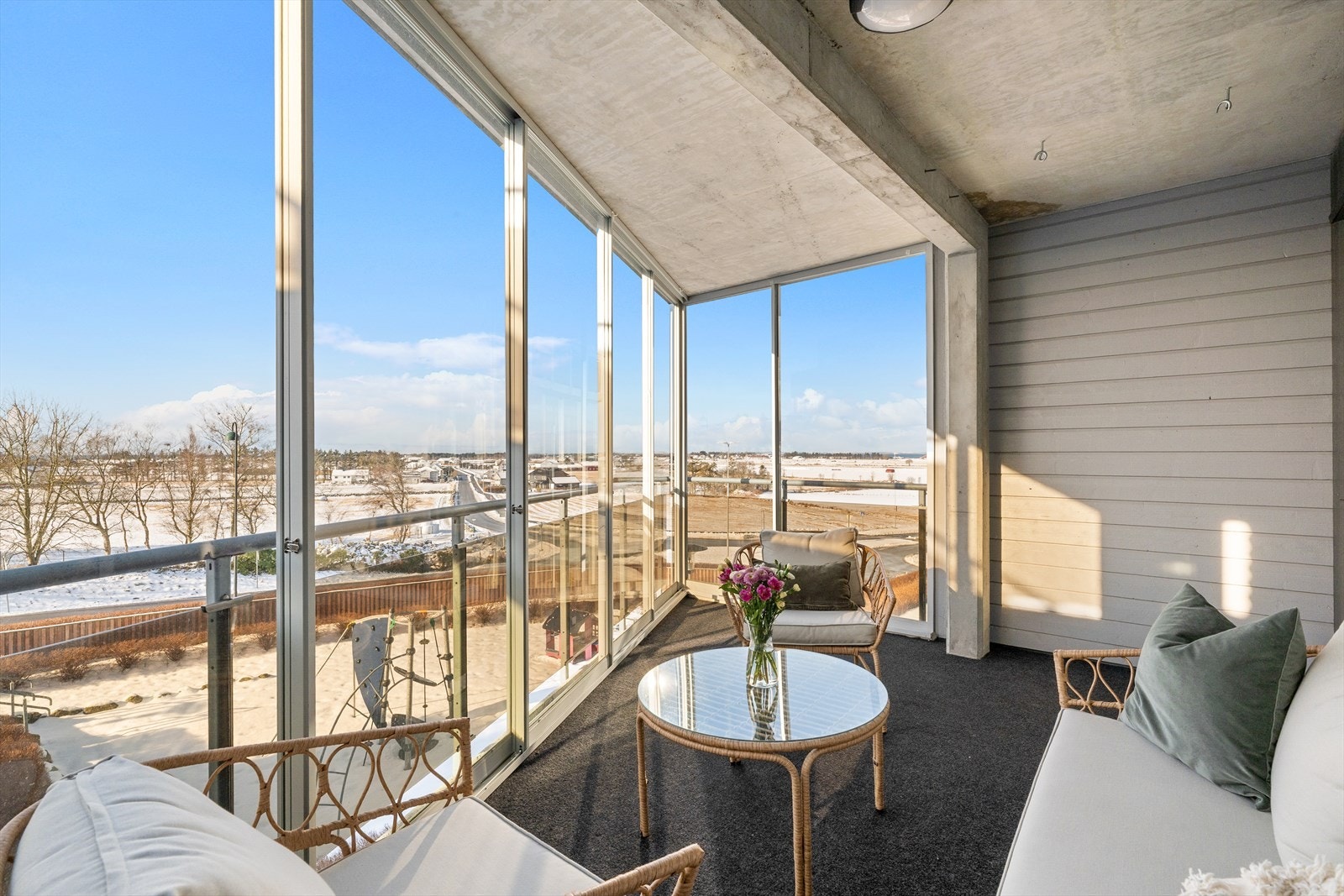 Romslig innglasset balkong med gode solforhold og nydelig utsyn, et ekstra oppholdsrom store deler av året. Galleribilde