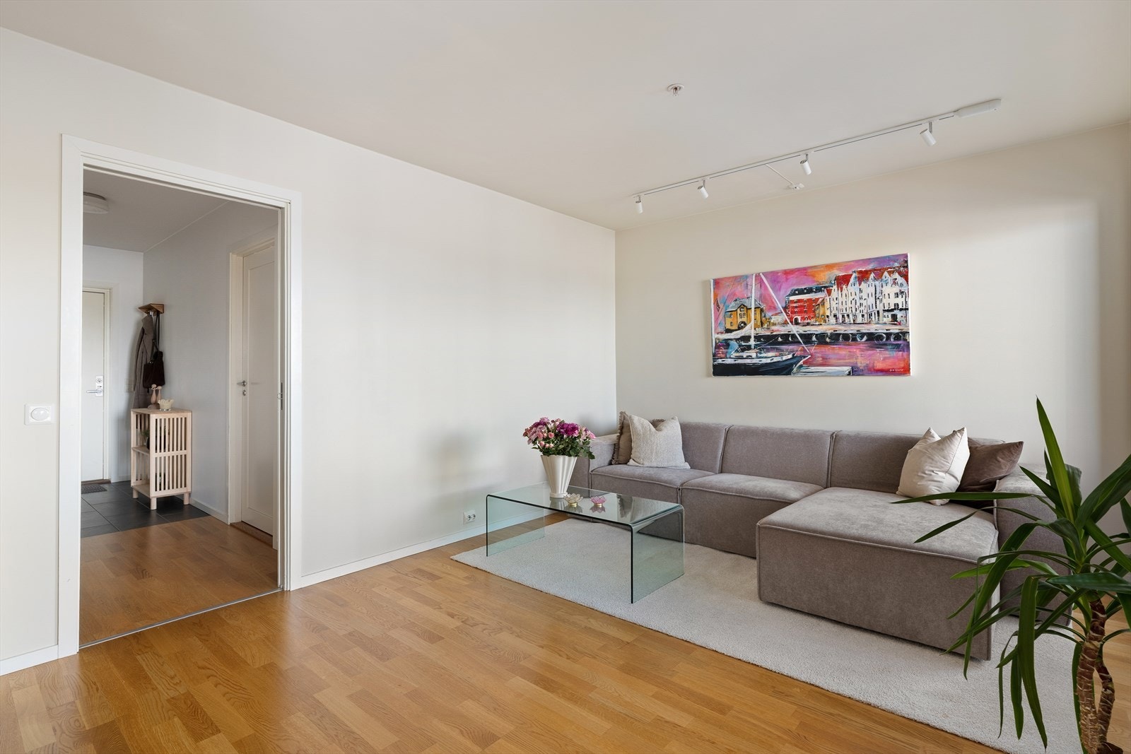 Stilren og luftig stue med behagelige fargevalg og praktisk adkomst til øvrige rom. Galleribilde