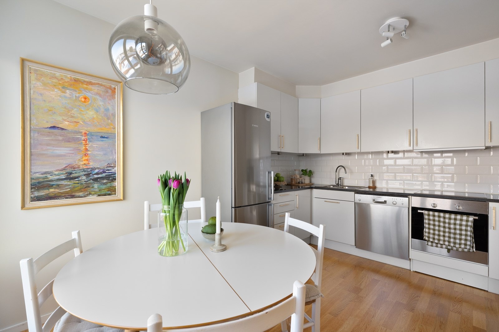 Delikat kjøkken med god skapplass og integrerte hvitevarer, i åpen løsning mot hyggelig spiseplass. Galleribilde