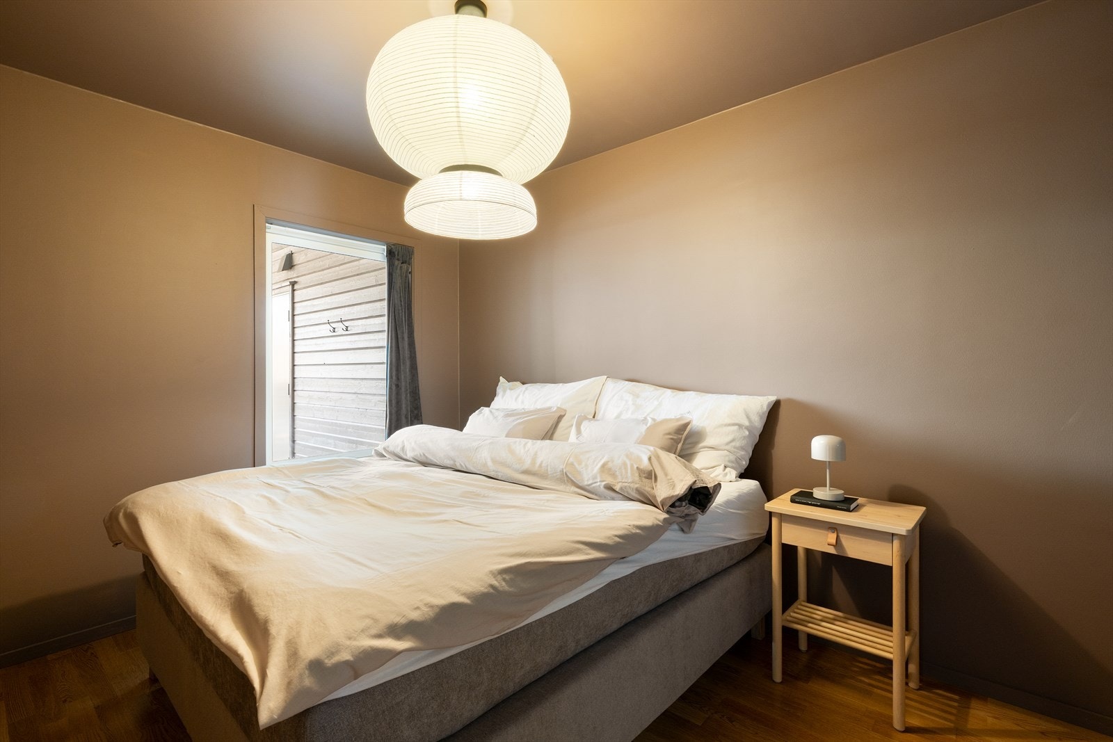 Behagelig og romslig soverom med god plass til dobbeltseng og tilhørende nattbord. Galleribilde