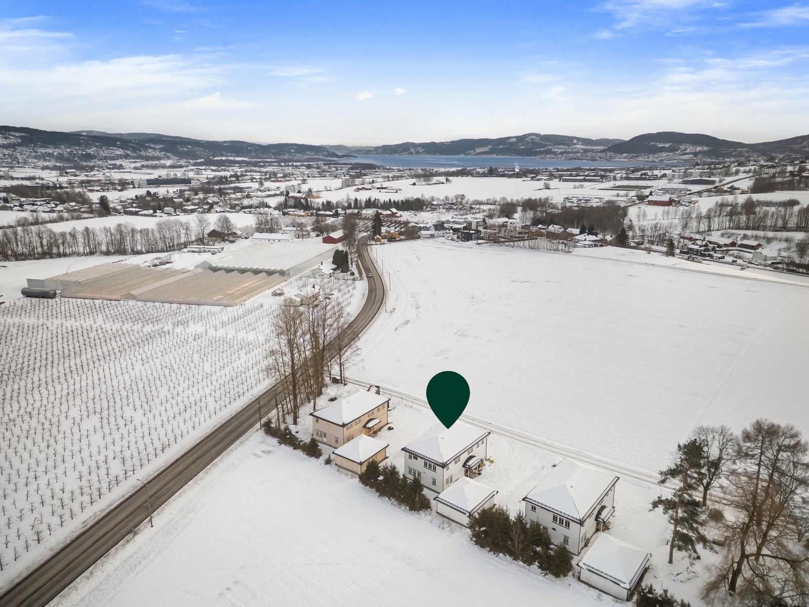 Ca. 10 minutters kjøring til Drammen sentrum med et bredt utvalg av servicetilbud og sentrumsfasiliteter. Galleribilde