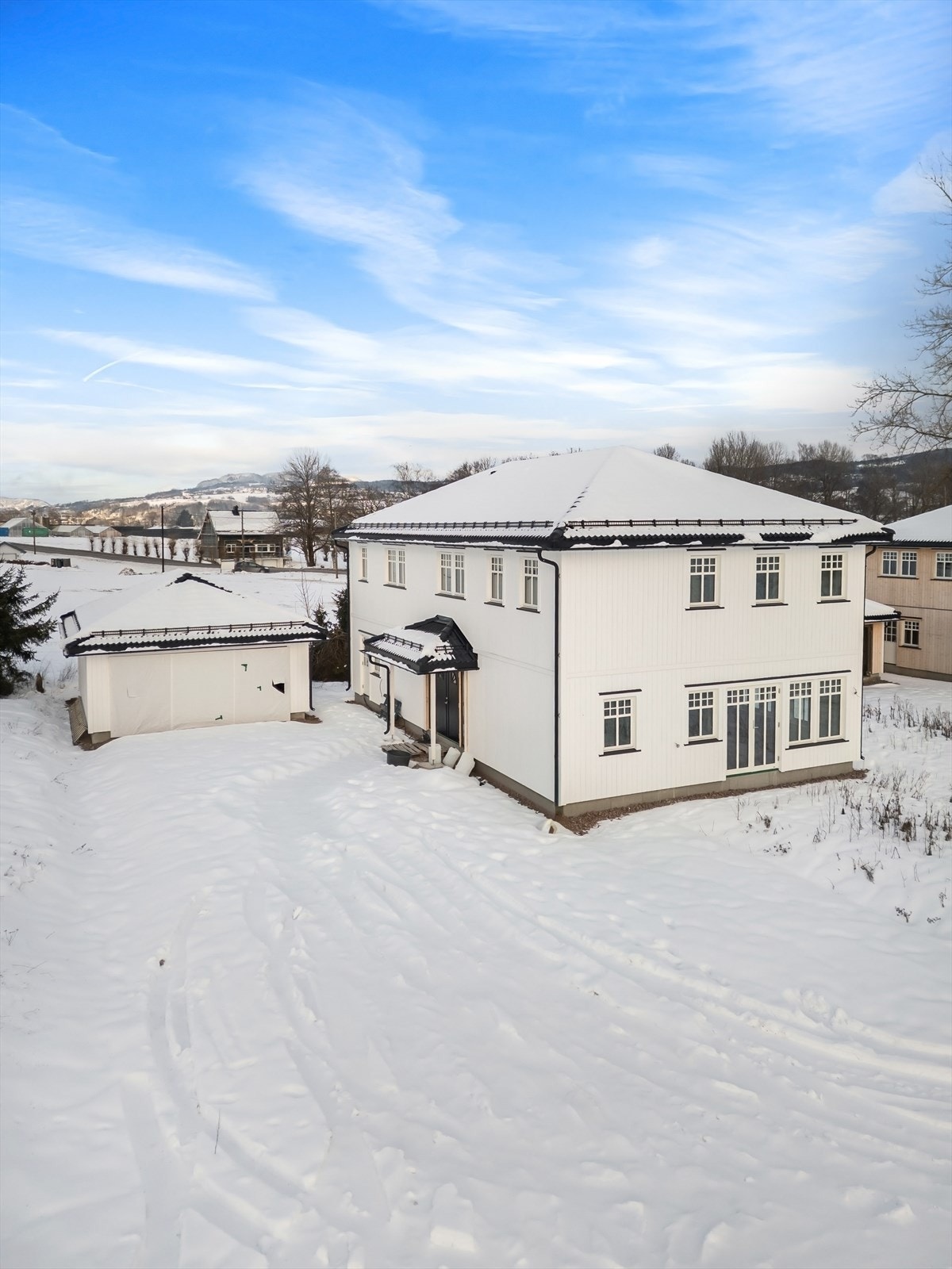 Eneboligen har en klassisk og tidløs arkitektur med stående kledning. Galleribilde
