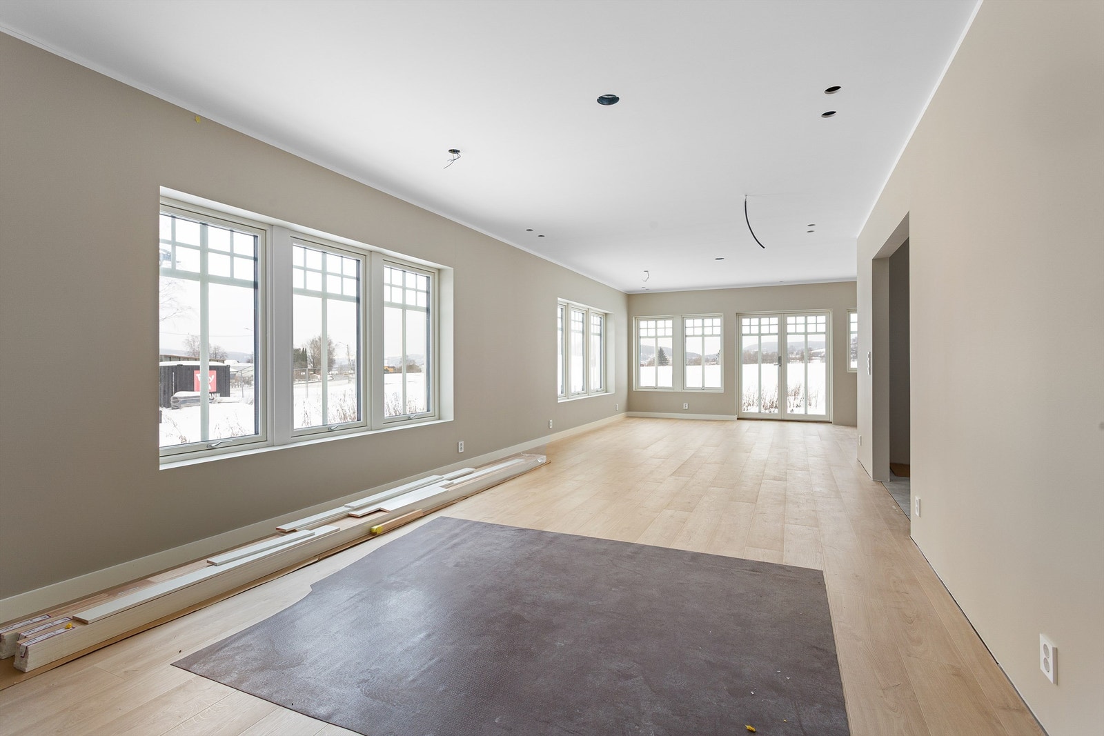 Fra stuen er det direkte utgang til en planlagt terrasse og hage. Galleribilde