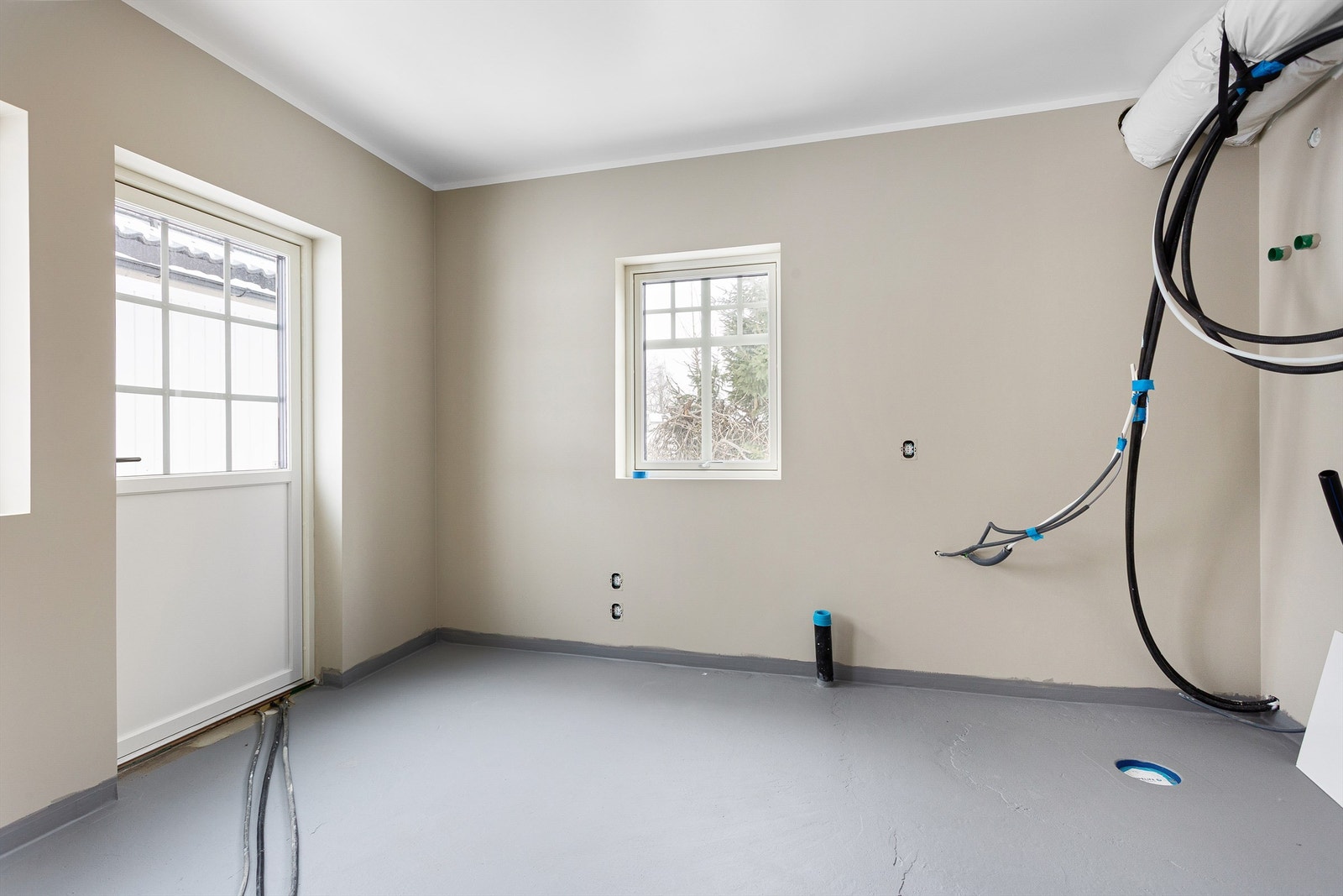 Separat vaskerom/teknisk rom med egen utgang forenkler hverdagslogistikken. Galleribilde