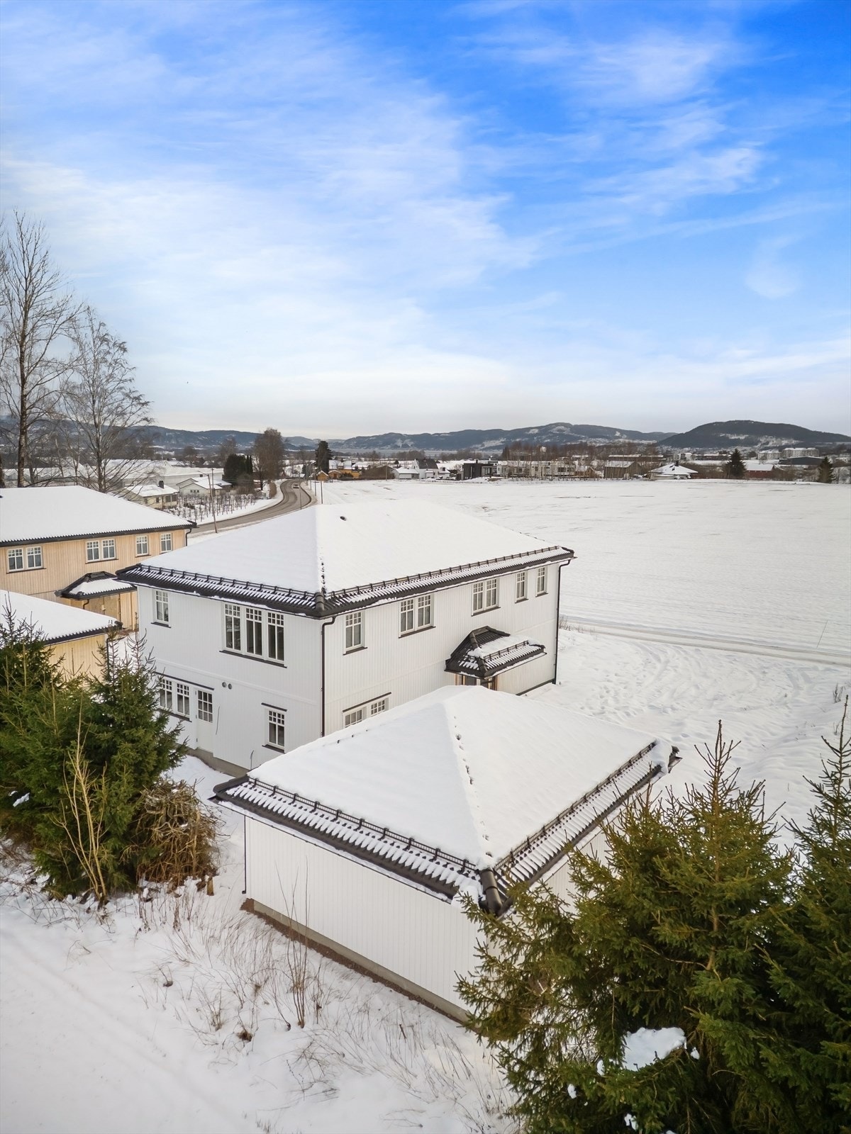 Til boligen hører en påbegynt frittstående garasje i samme stil som huset. Galleribilde