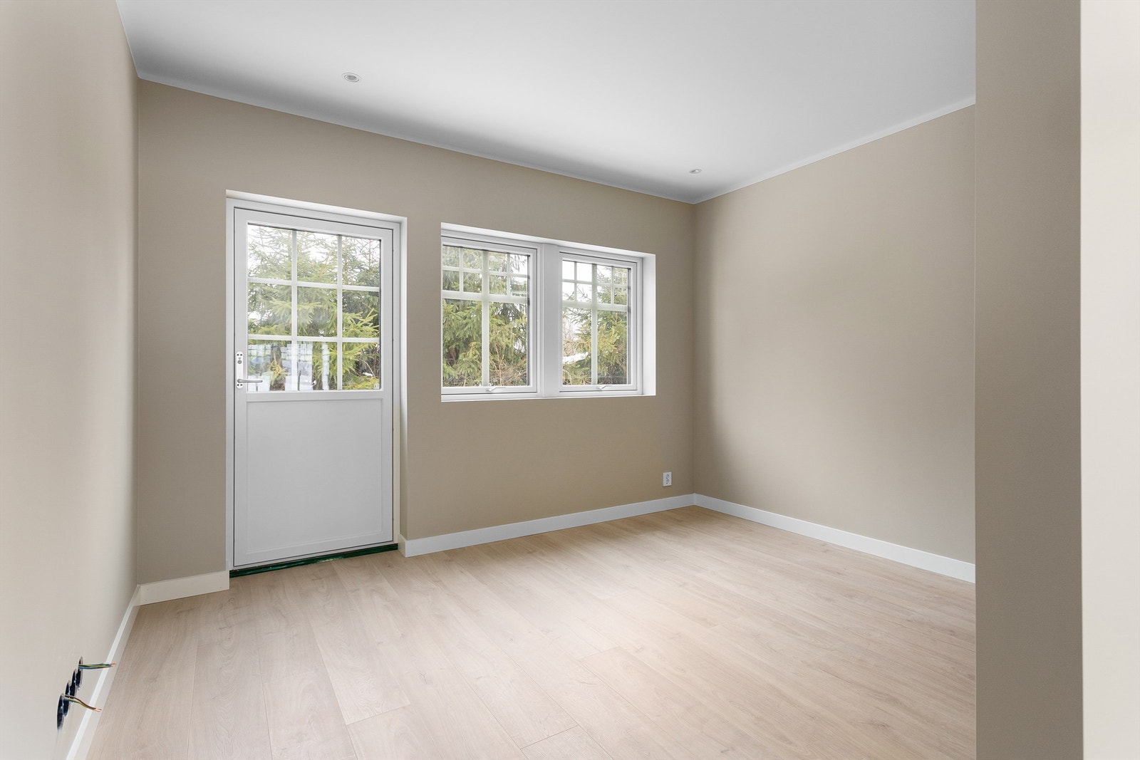 Fra tv-stuen er det utgang til hageområde. Galleribilde