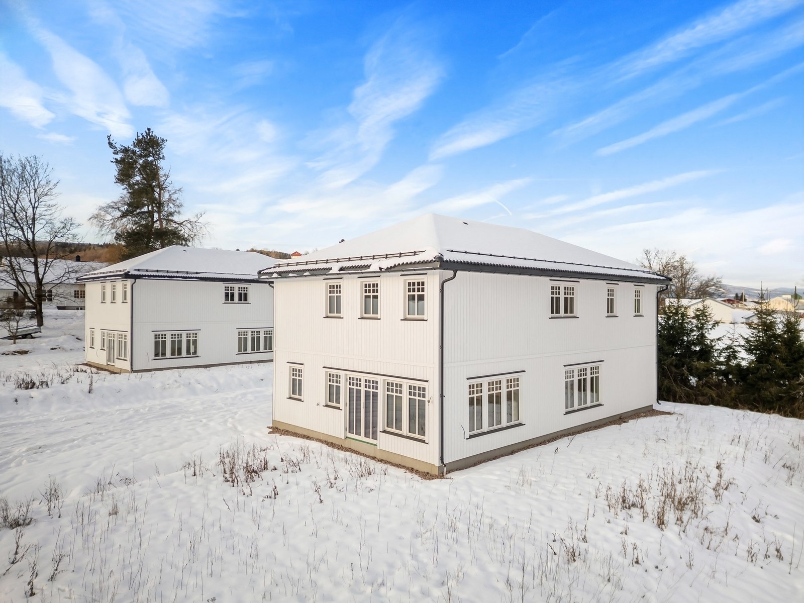 Boligens utforming med mange vinduer er optimalisert for dagslys. Galleribilde