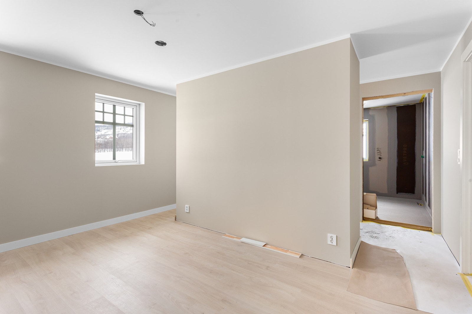 Hovedsoverommet er designet med praktisk, direkte adkomst til ett av etasjens to bad. Galleribilde