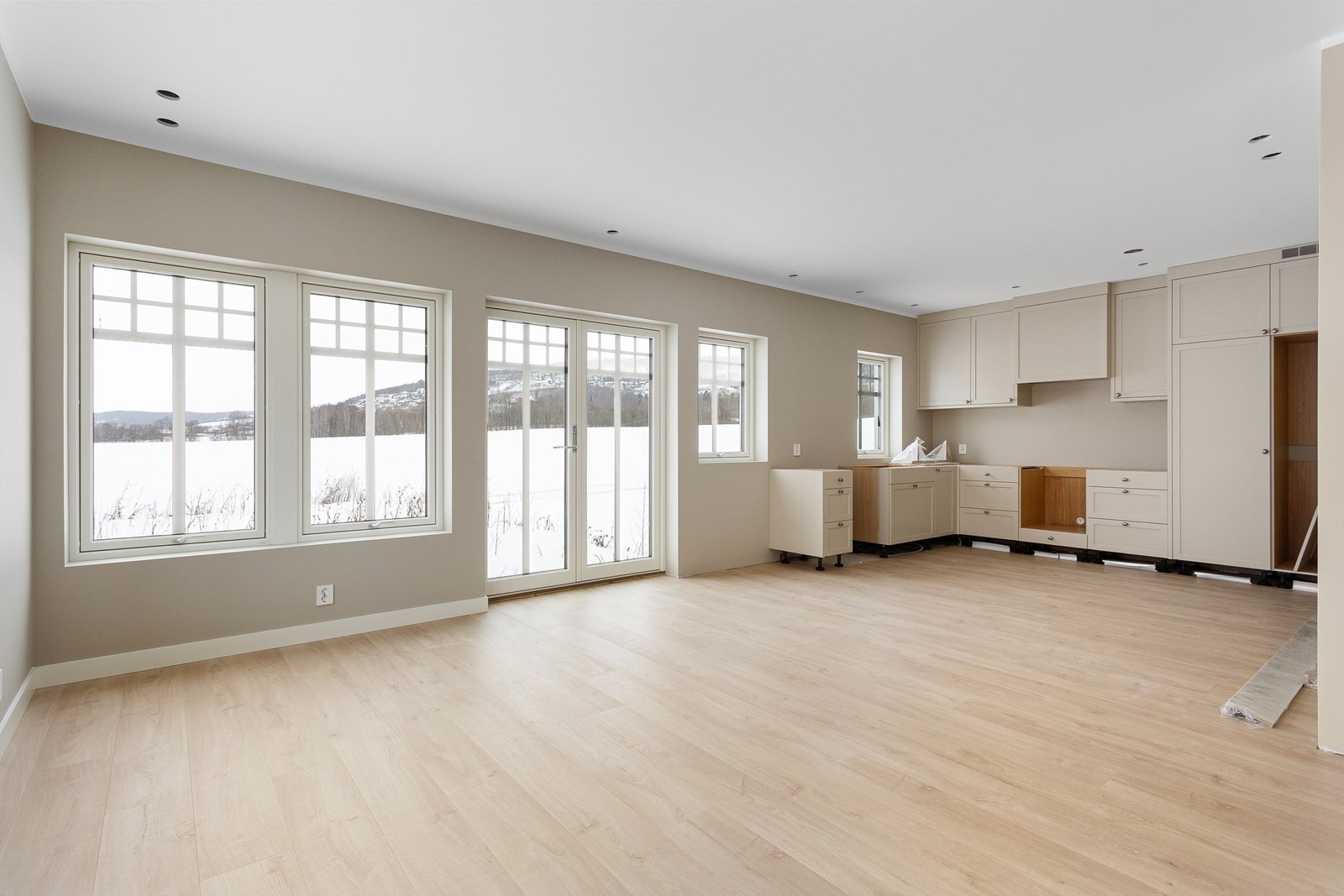 Kjøkkenområdet er klargjort for en innholdsrik innredning med god arbeids- og lagringsplass. Galleribilde