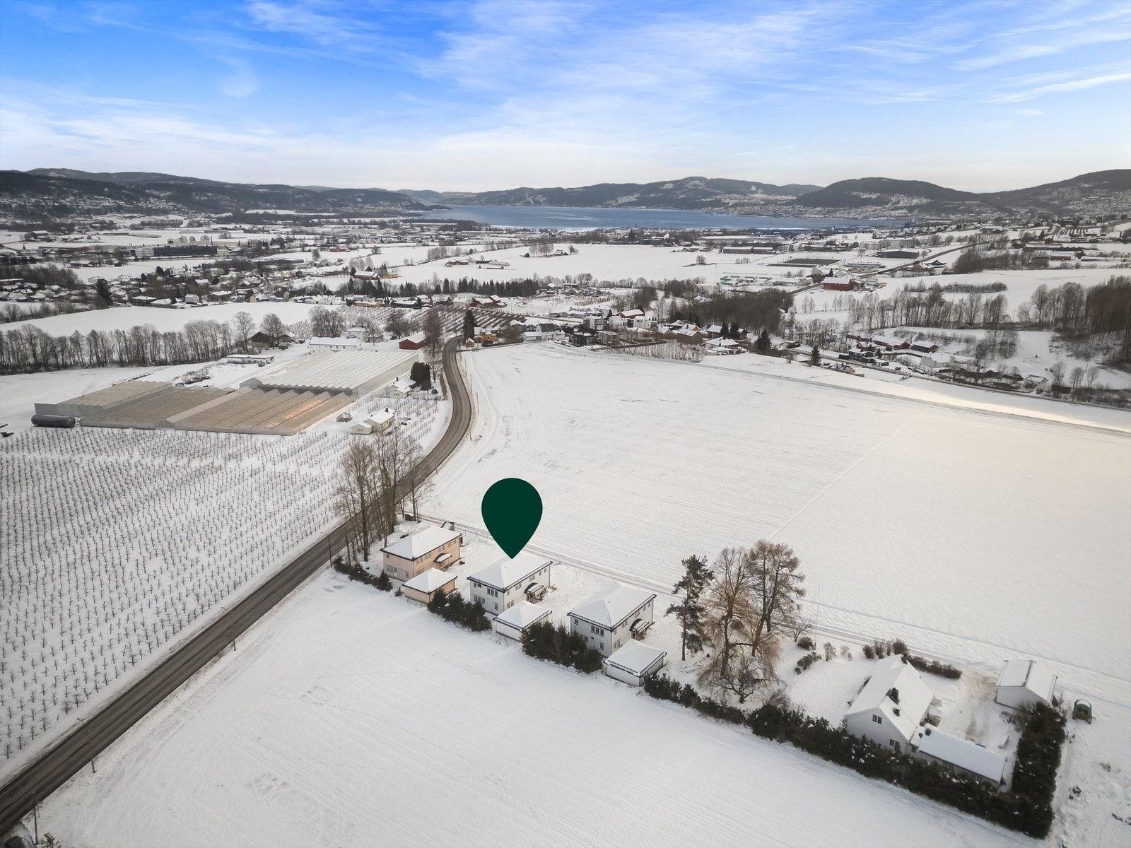 Eiendommen ligger i et åpent og landlig landskap.
Foto: Ole Thorgeir Solheim Thoresen Galleribilde