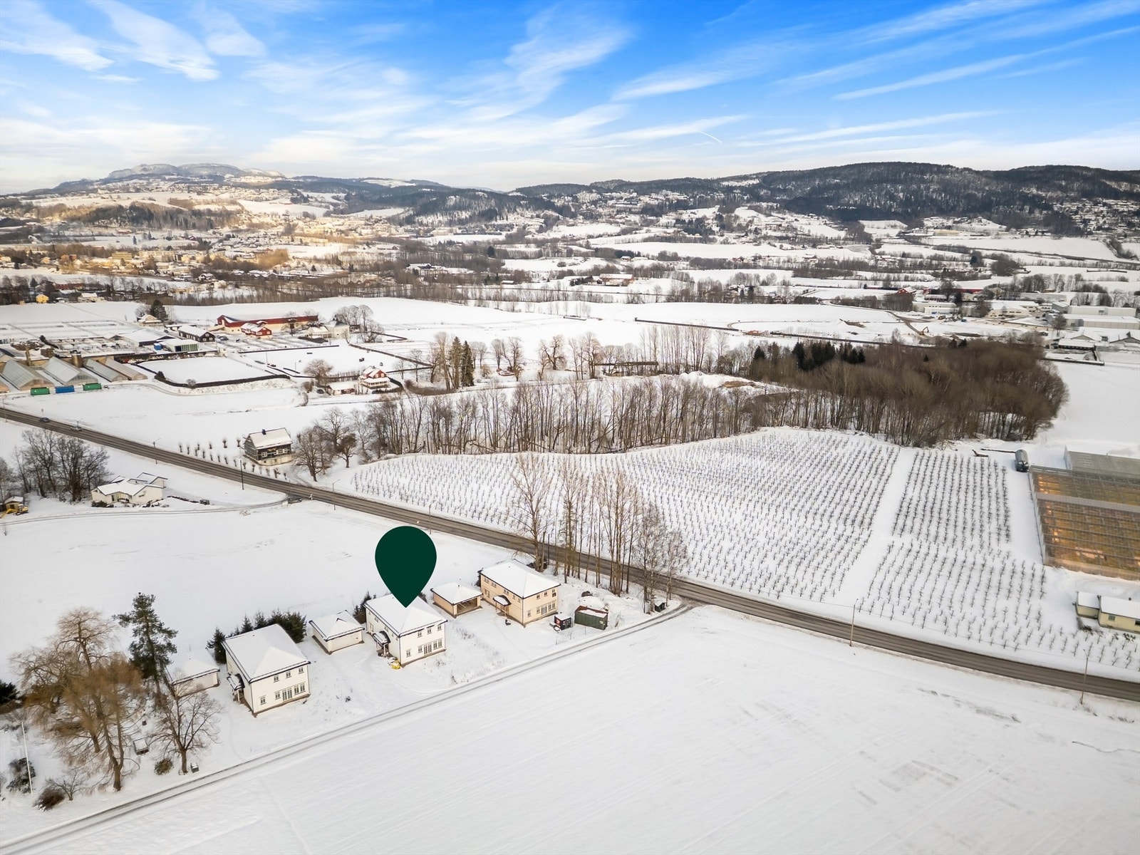 Praktisk avstand til barne- og ungdomsskole samt flere barnehager og videregående skoler - det er planlagt og vedtatt etablering av gang-/sykkelvei langs Nøsteveien (strekningen Jensvollveien til Kirkeveien). Galleribilde