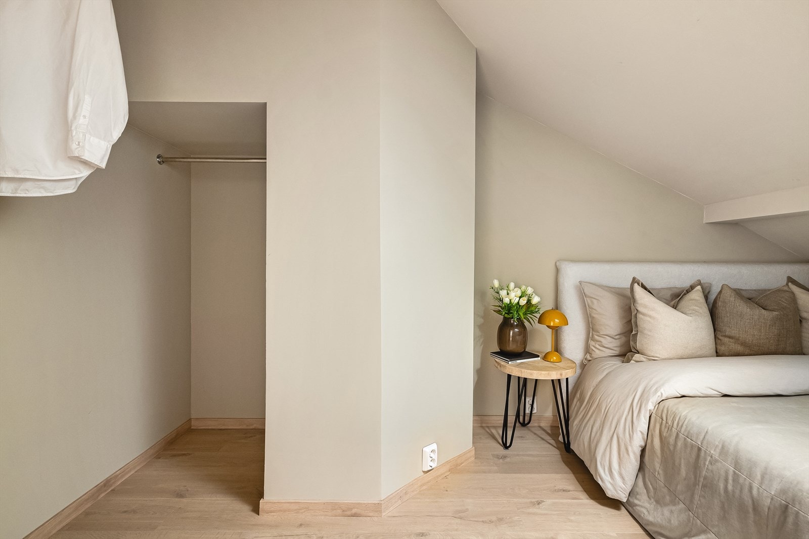 Sovealkoven måler 4,6 kvm og har en praktisk løsning. Galleribilde