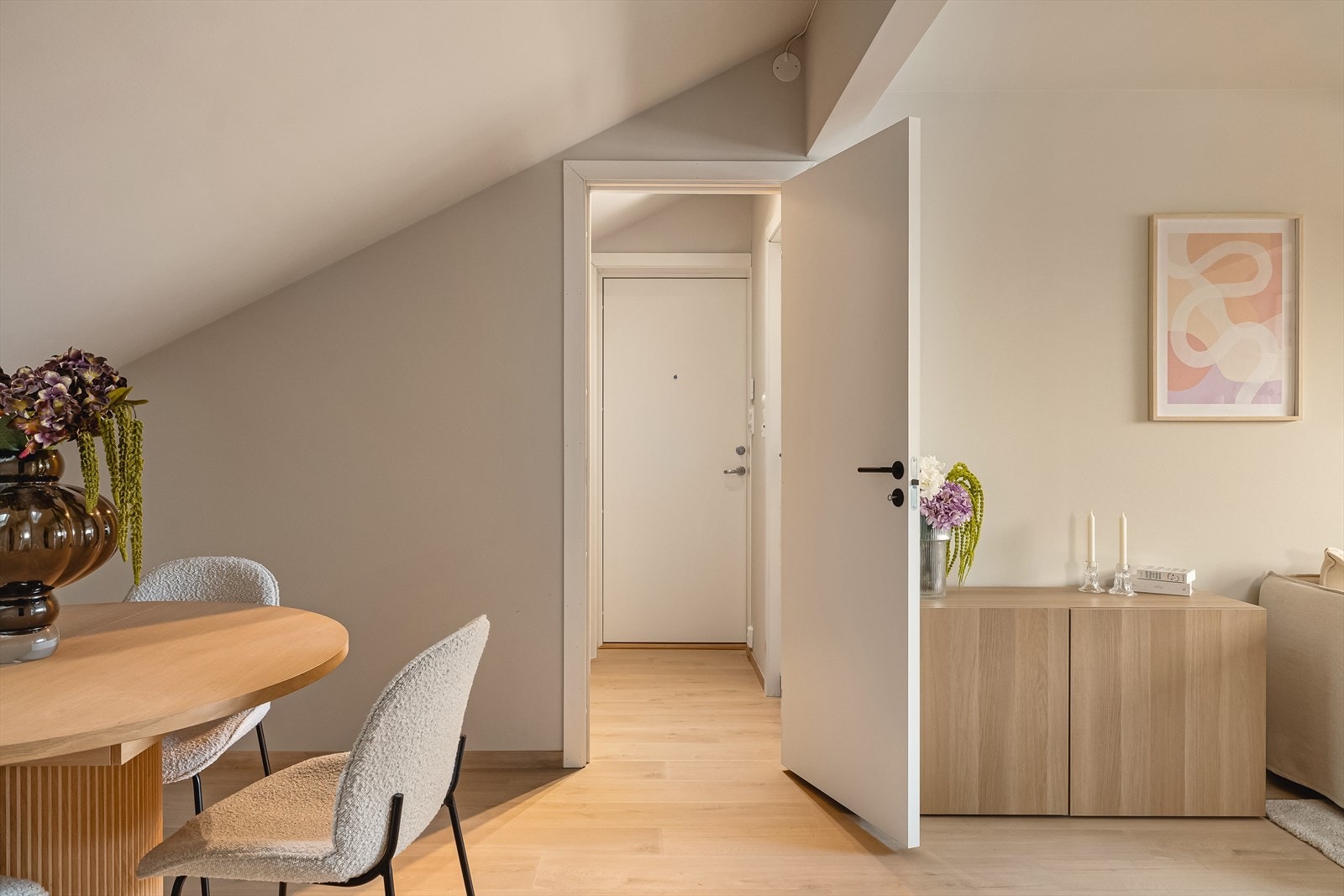 Fra entreen ledes du naturlig videre til stuen på 16,8 kvm. Galleribilde