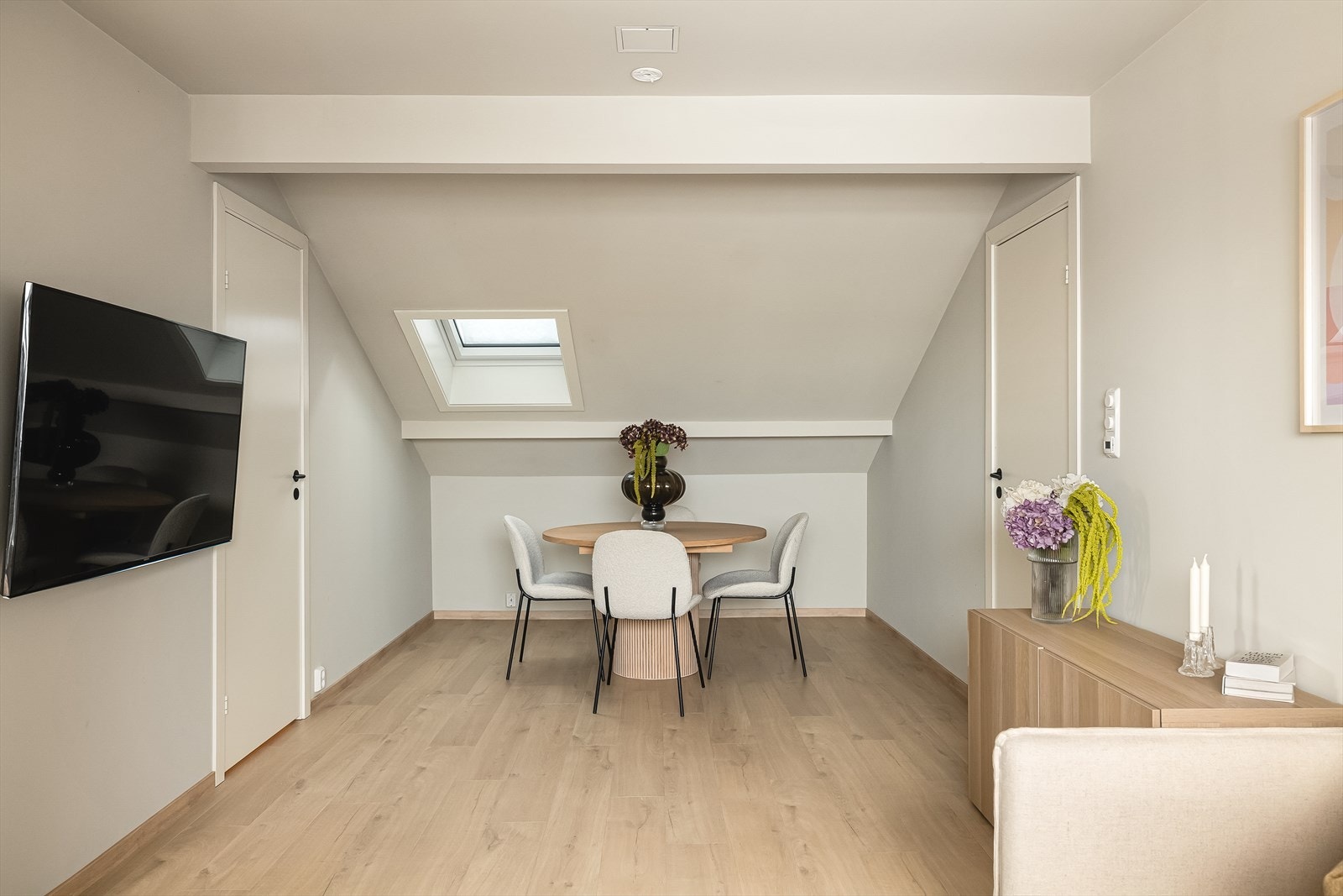 Planløsning gjør det enkelte å innrede stuen med spisegruppe. Galleribilde