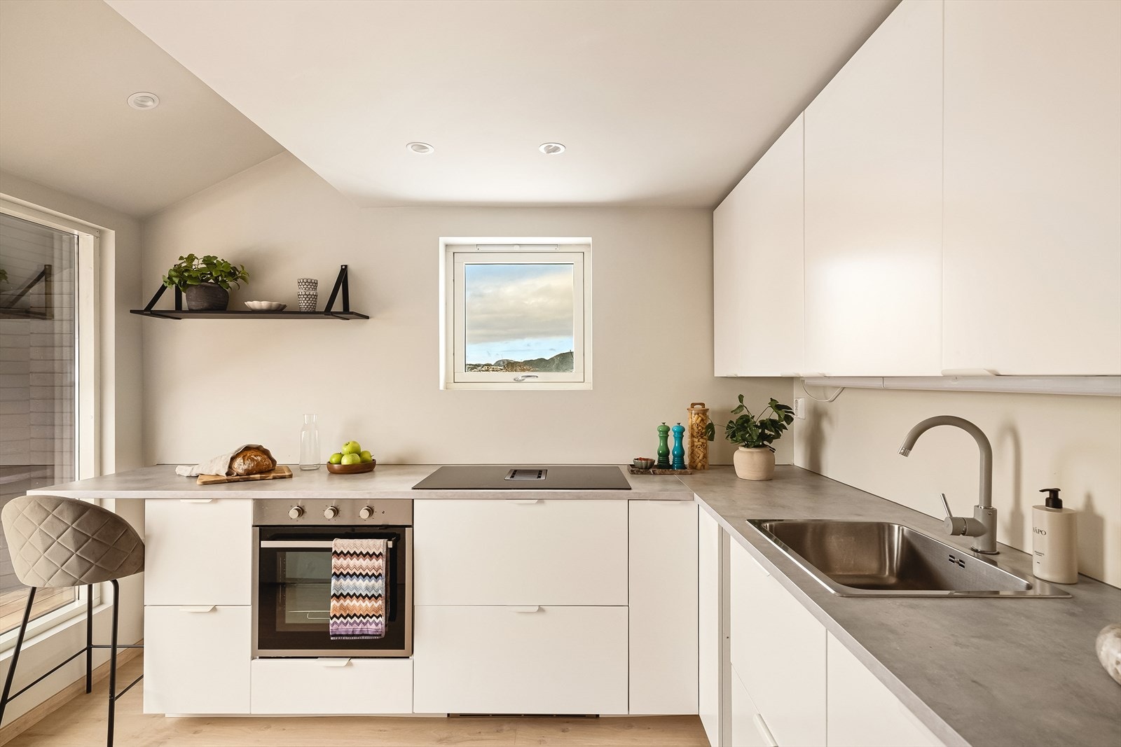 Det er kjøle-/fryseskap, oppvaskmaskin, platetopp, stekeovn og vannstoppsystem. Galleribilde