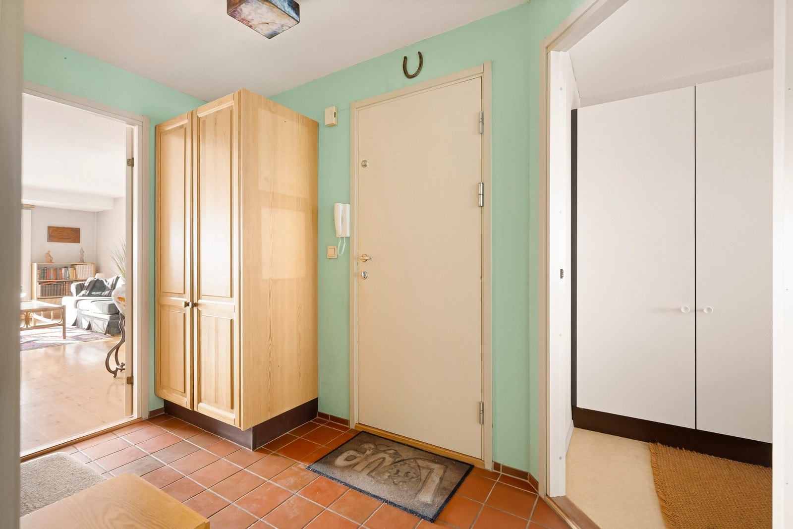 Entreen knytter rommene fint sammen, med god skapplass til oppbevaring. Galleribilde