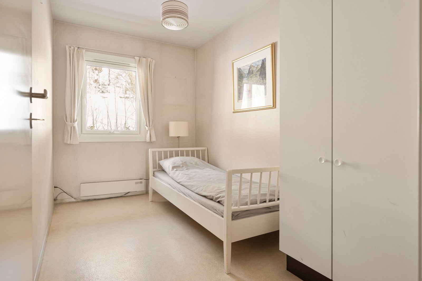 Du får også plass til alt du trenger på tredje soverommet. Dette fungerer også fint som barnerom, gjesterom eller hjemmekontor. Galleribilde