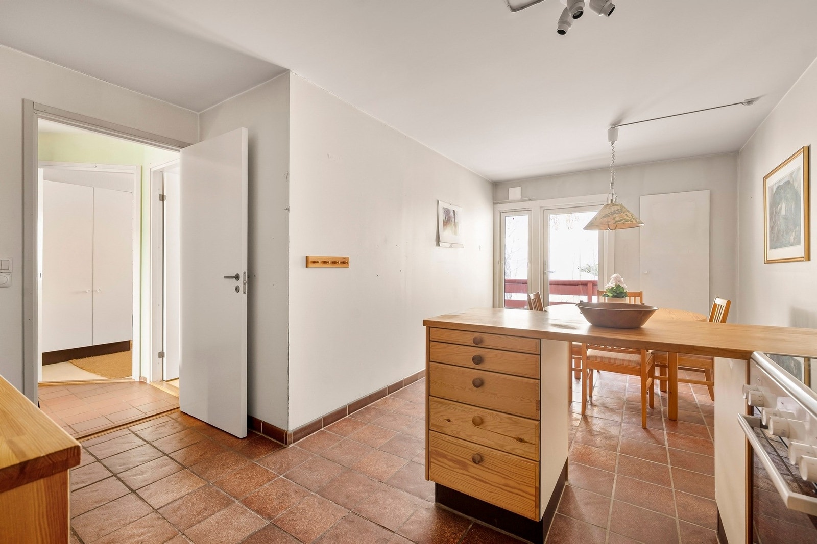 Kjøkkenet har også en inngang fra entreen, og her finner vi de to andre soverommene. Galleribilde