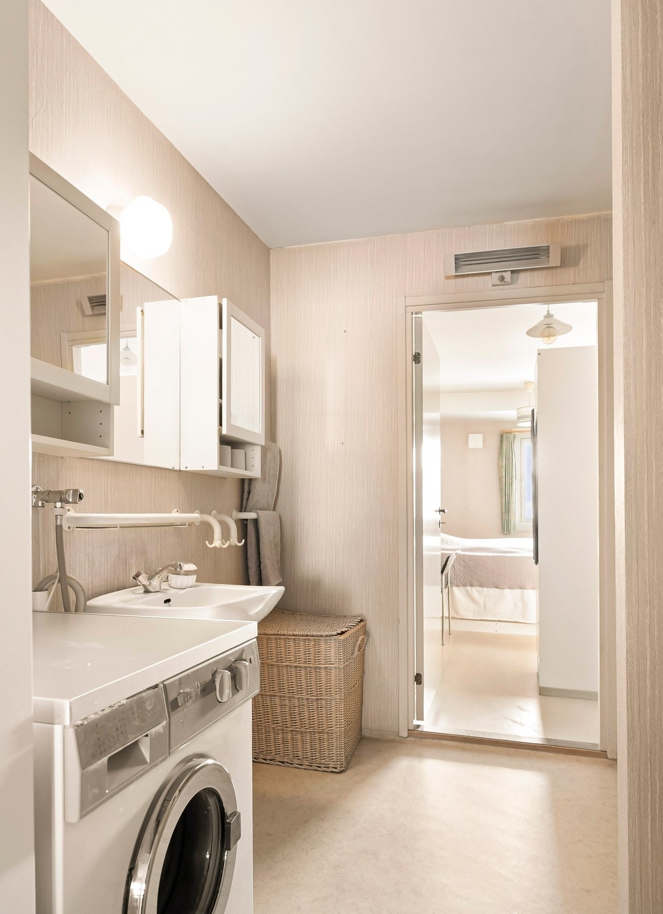 Med direkte adkomst fra hovedsoverommet har du tilgang til det første av totalt to baderom. Galleribilde