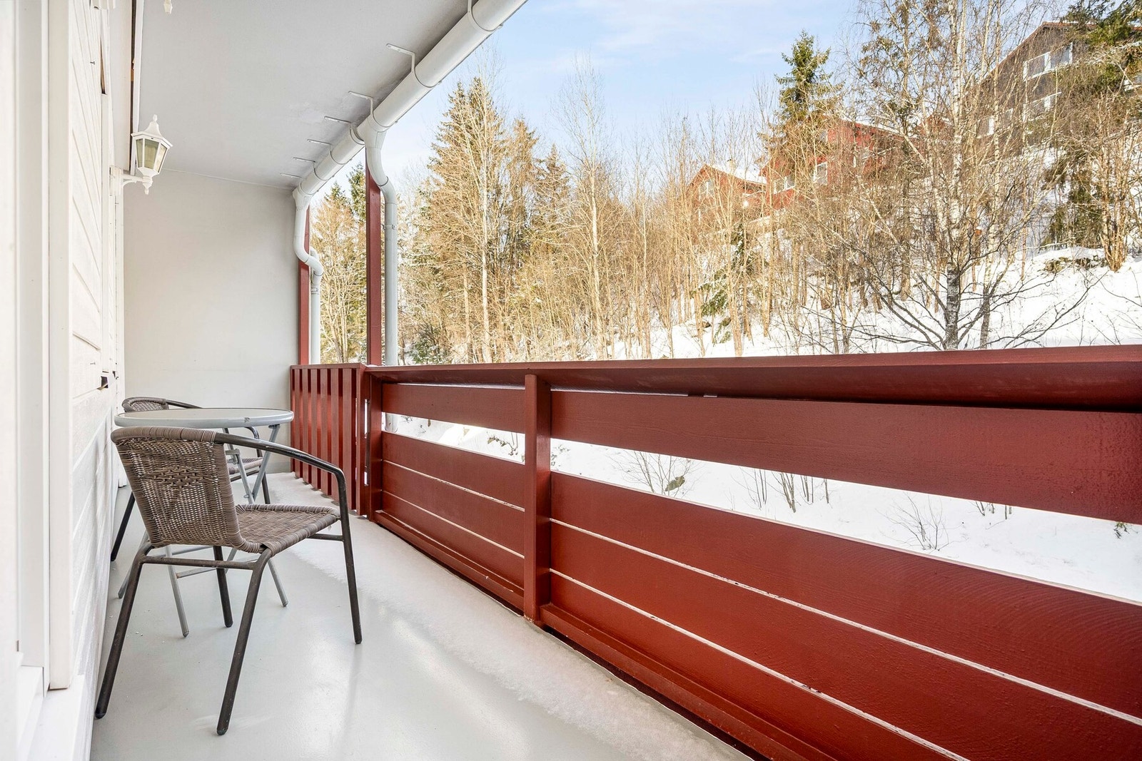 Fra kjøkkenet er utgangen til balkongen. Galleribilde