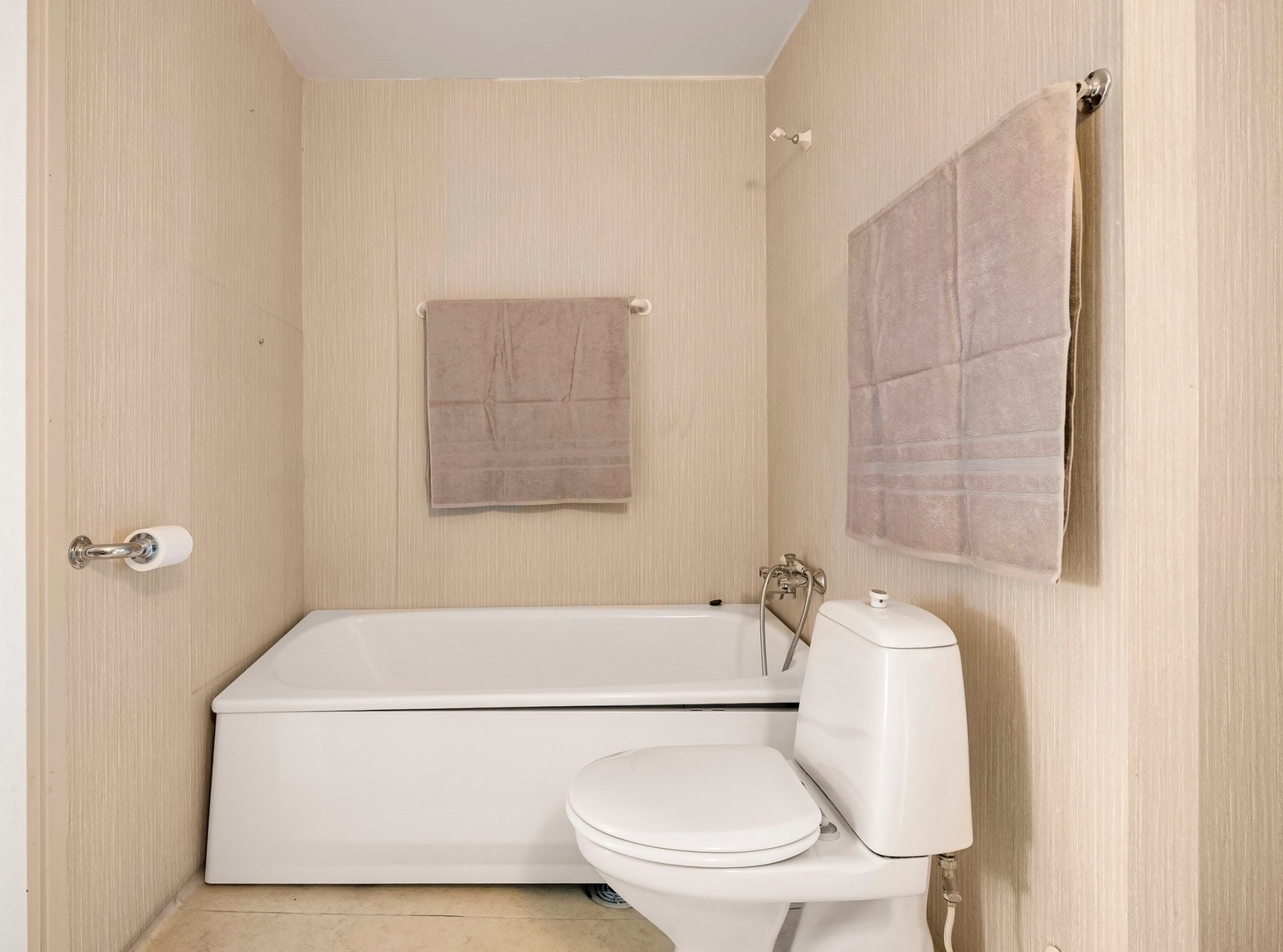 Det består av toalett, badekar, servant og opplegg til vaskemaskin. Galleribilde