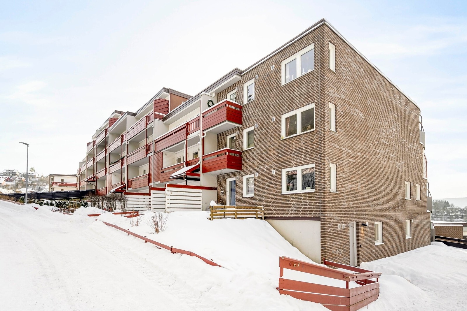 Leiligheten ligger fint til i byggets 2. etasje med god intern beliggenhet i Helsethellinga. Galleribilde