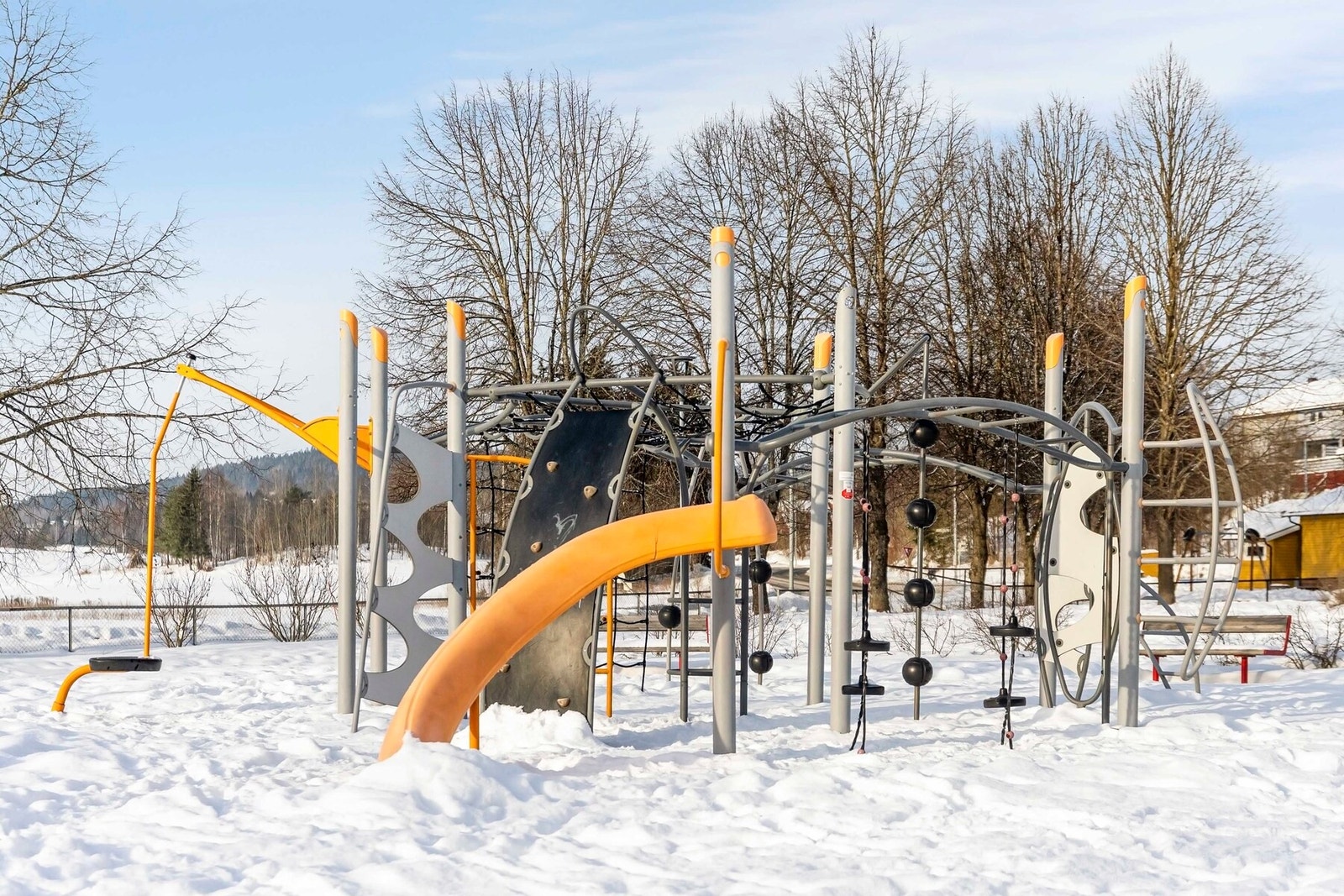 Her er det benker, huske og lekestativ med sklier og diverse. Galleribilde