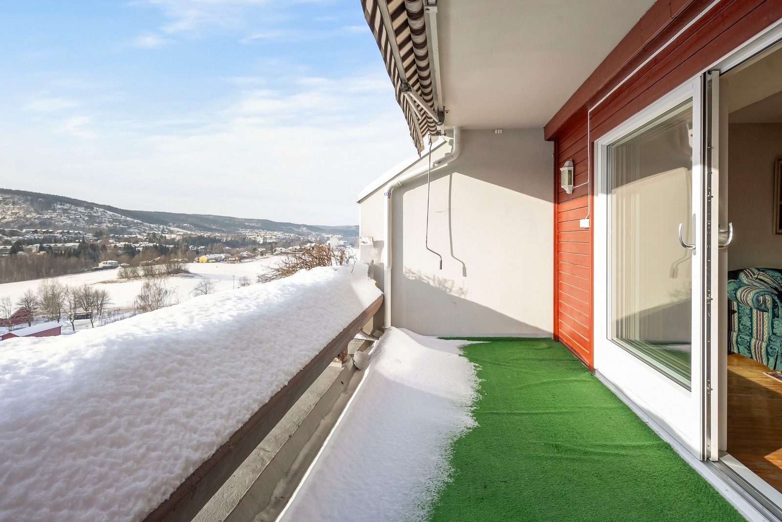 Det er god plass til utemøbler og grill. Her er det også en praktisk utebod for lagring. Galleribilde