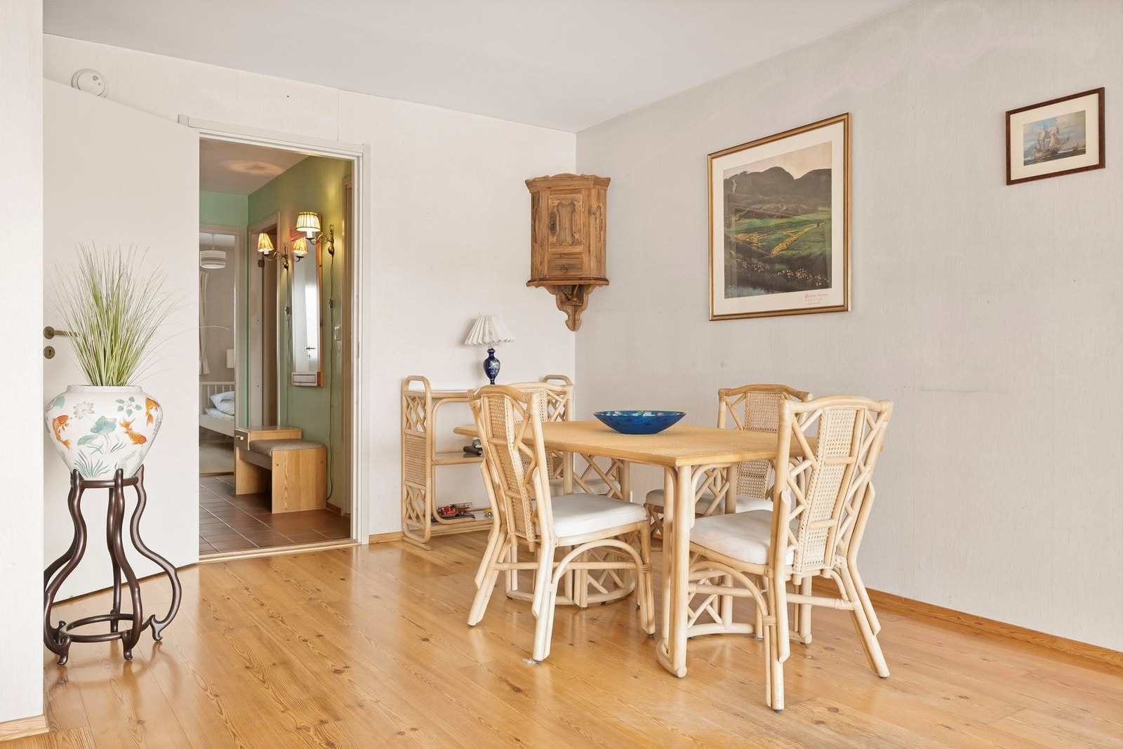 Størrelsen på rommet gir god plass til stort spisebord og sofagruppe. Galleribilde